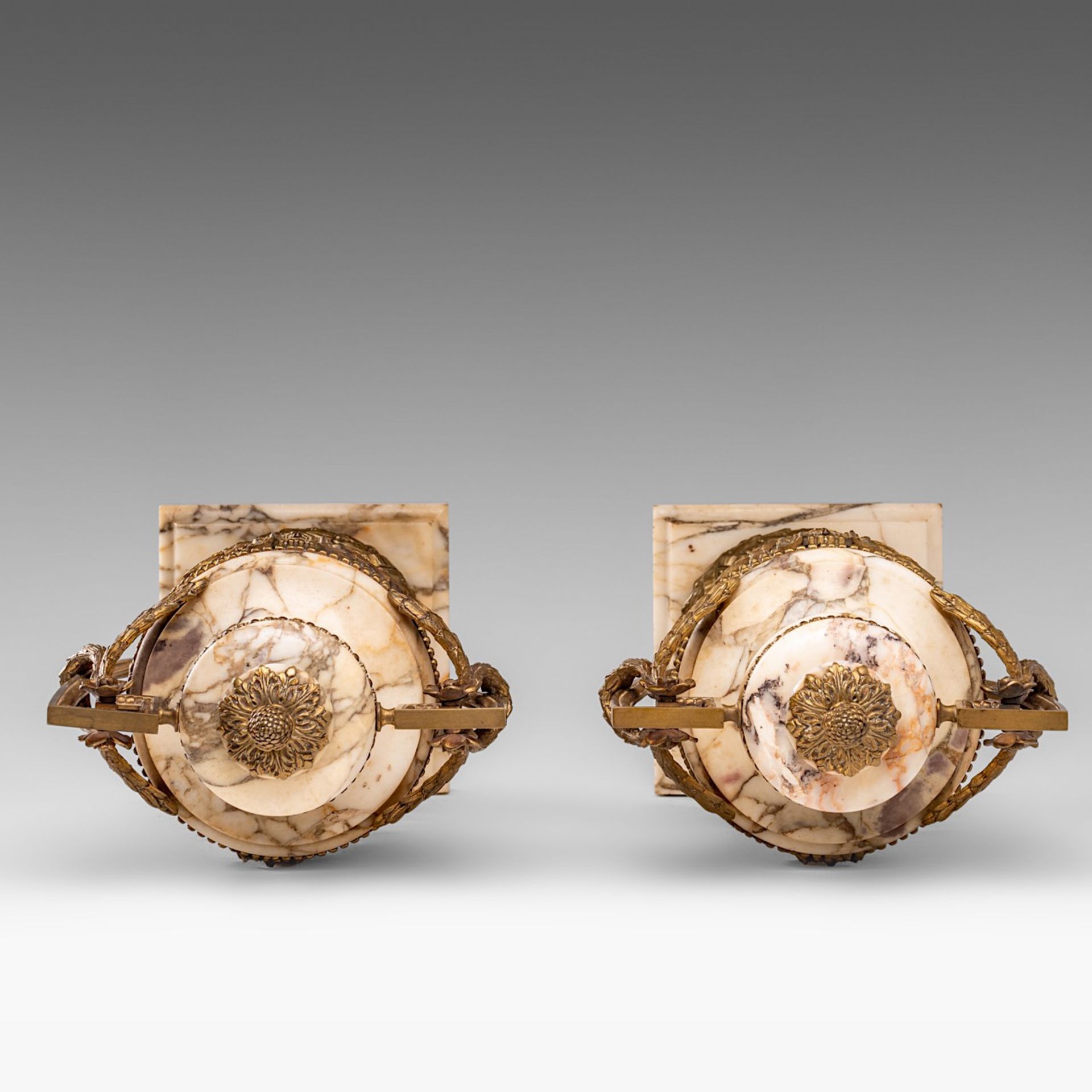 A pair of Neoclassical veined marble cassolettes with gilt brass mounts, H 61 cm - Image 6 of 7