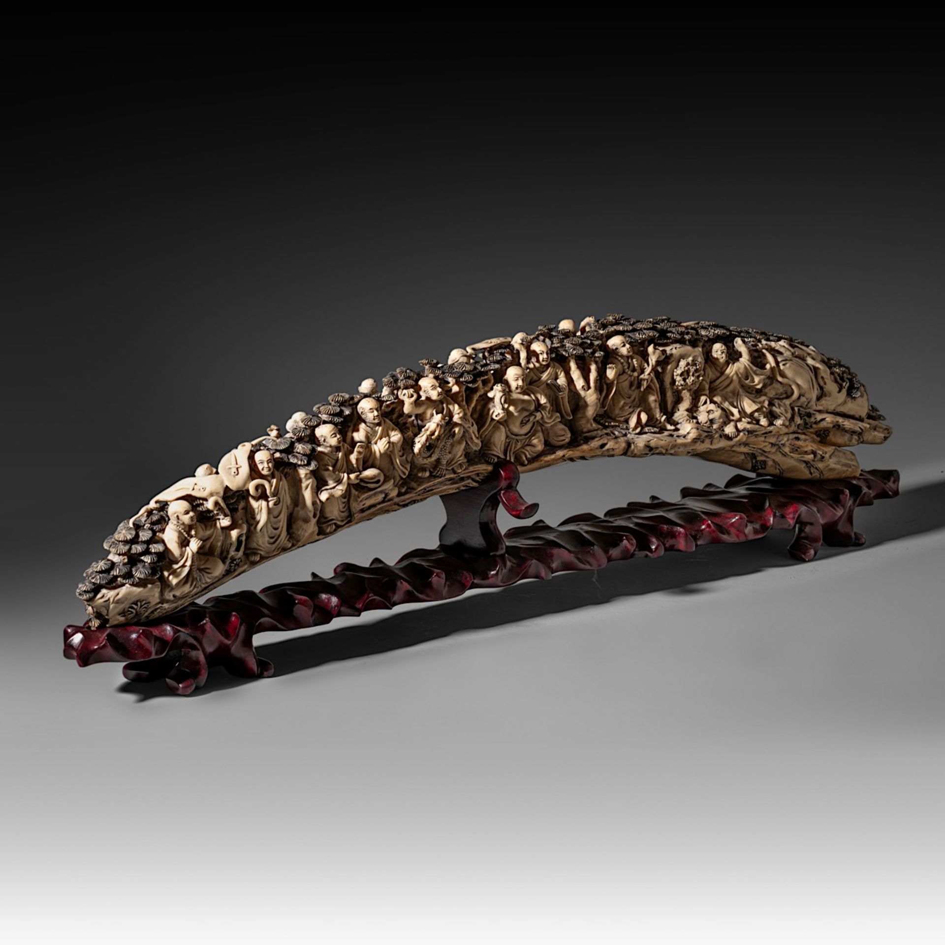 A Chinese late Qing/early Republic carved ivory tusk, on an exotic wooden base, W 85,6 cm - 5700g (+ - Bild 4 aus 9