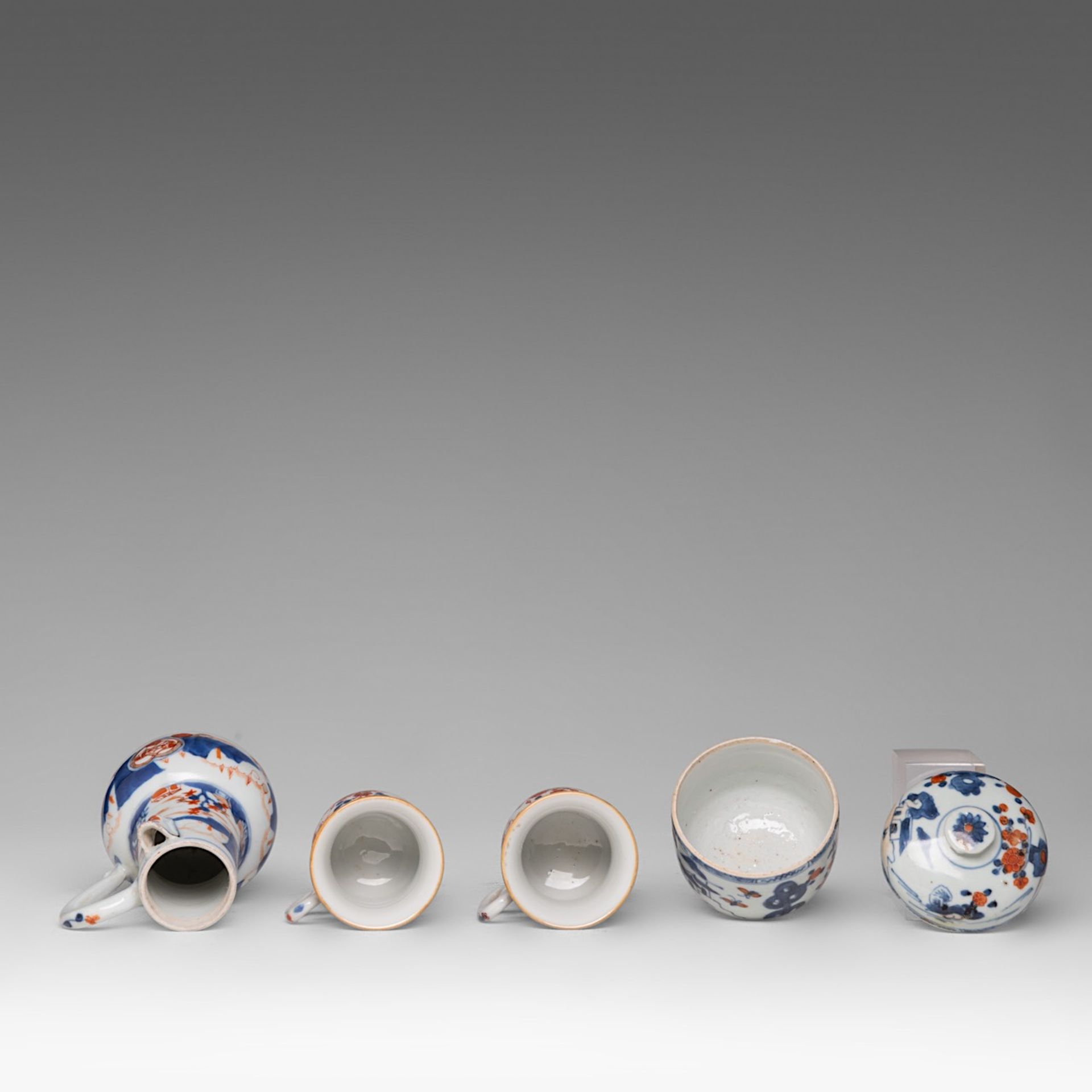 A collection of Chinese Imari tea ware, including two fine coffee mugs, 18thC, largest dia 22,5 cm ( - Bild 10 aus 18