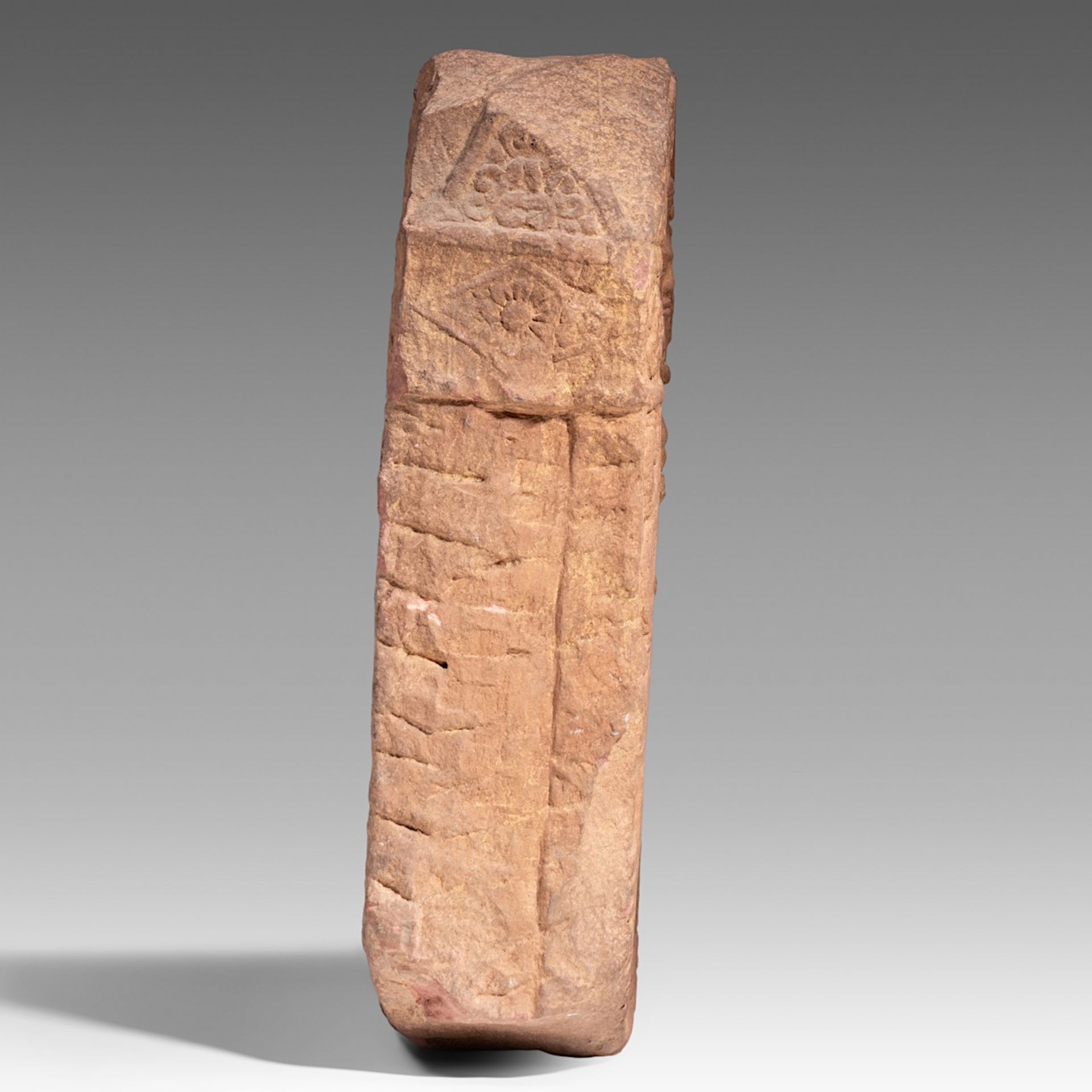 A sandstone fragment depicting a divinity, Khmer, presumably Bayon style, H 62 - W 45 cm - Image 5 of 5