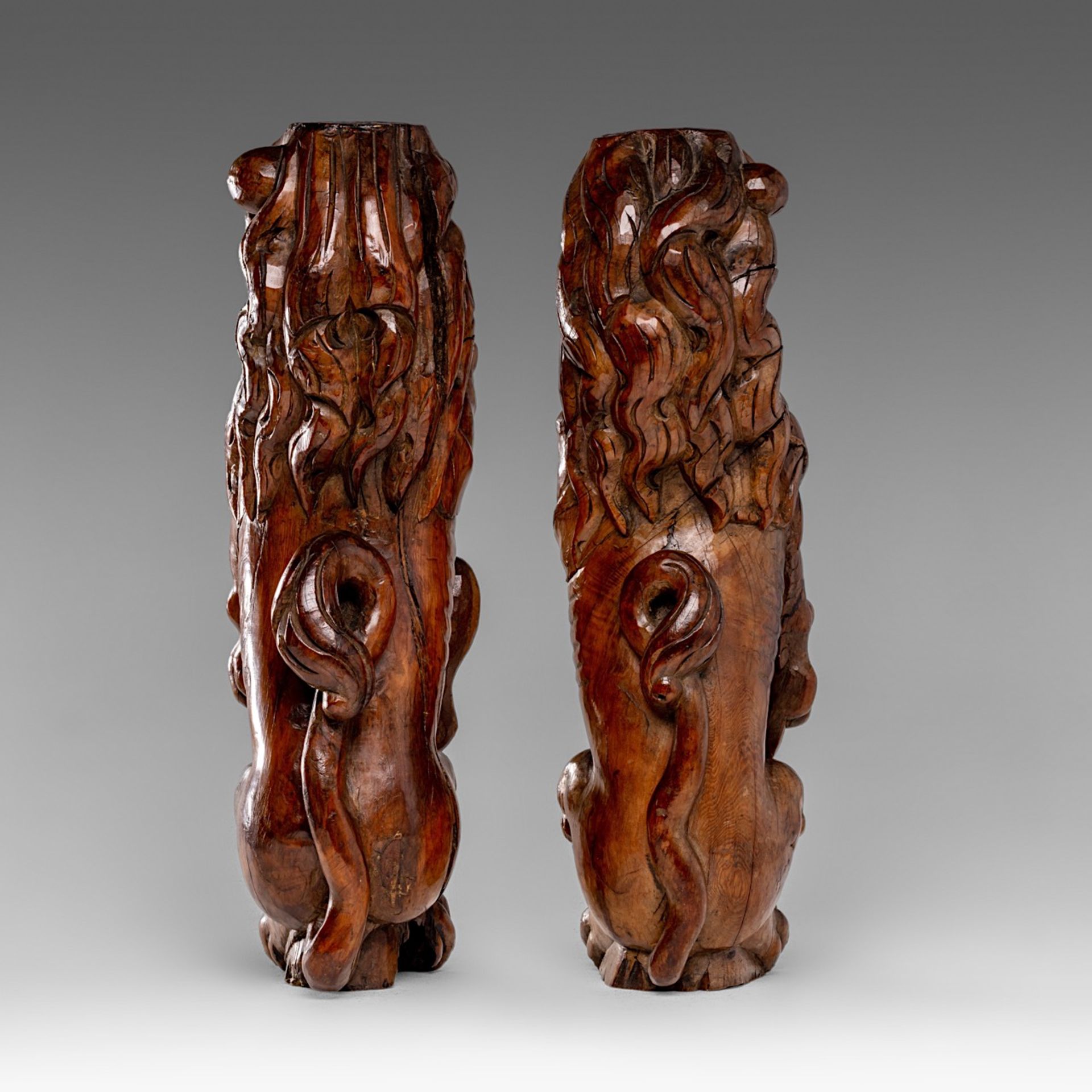 A pair of carved walnut lions, possibly former upper part of a court cupboard, 17thC, H 44 - 44,3 cm - Image 5 of 7