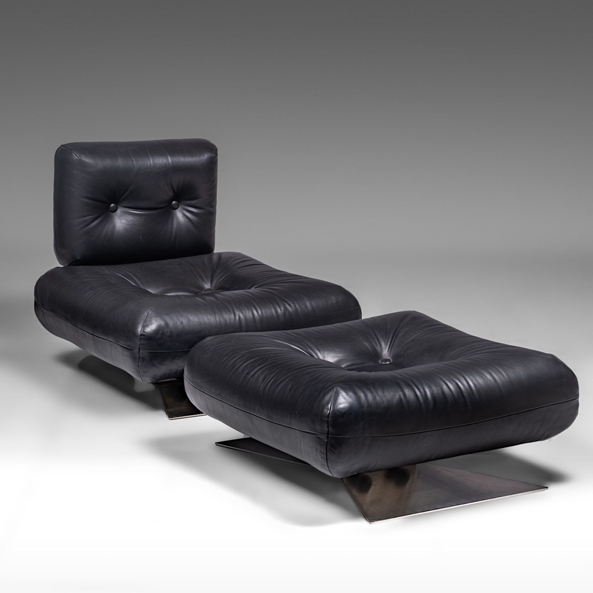 Oscar Niemeyer (1907-2012), a black leather and steel 'Alta' lounge chair and ottoman, 1970's - Bild 14 aus 20