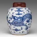 A Chinese blue and white 'Dragon' jar, with a wooden lid, 19thC, Total H 29,2 cm