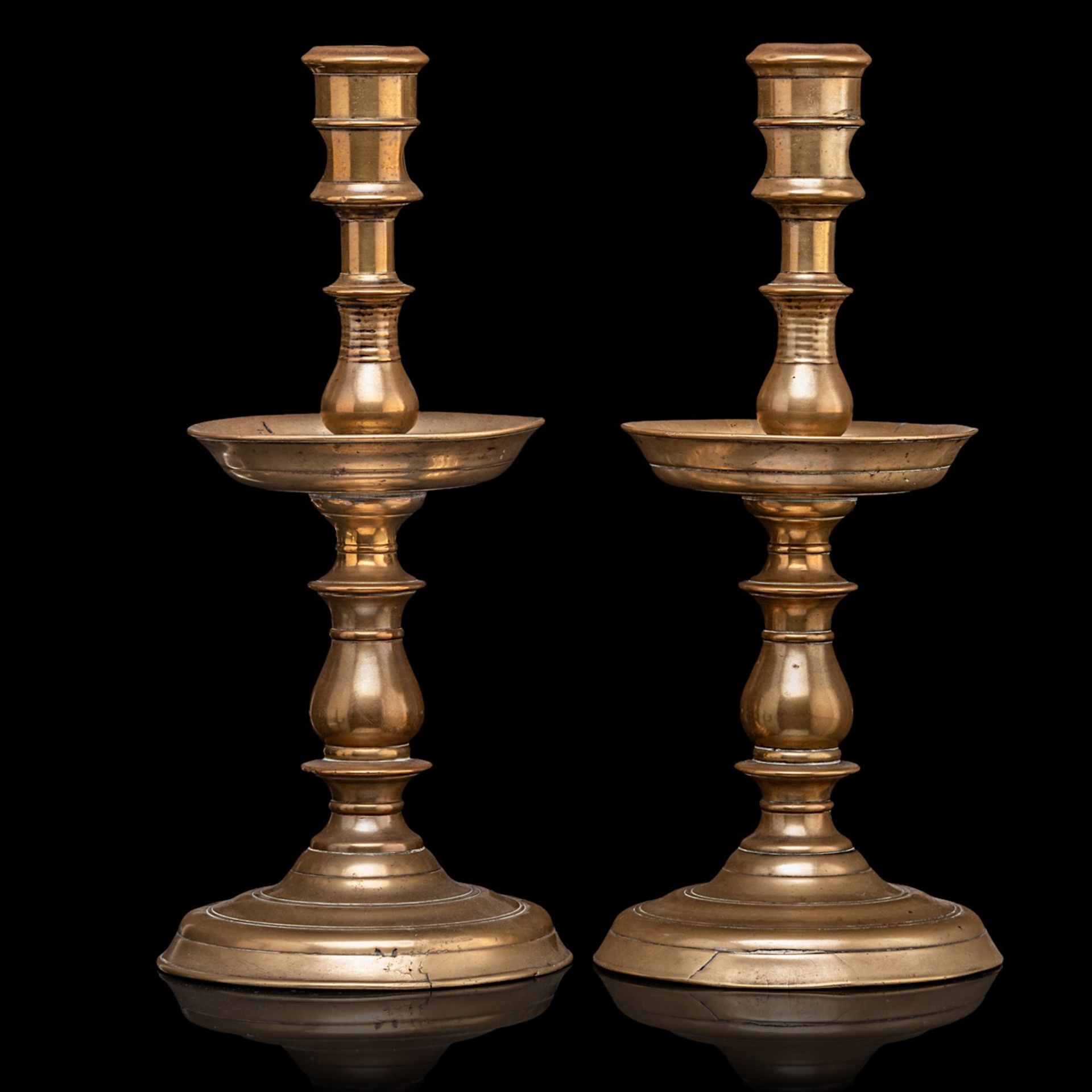 A large pair of 'van Heemskerck' type brass candlesticks, H 29,5 cm - Image 4 of 4