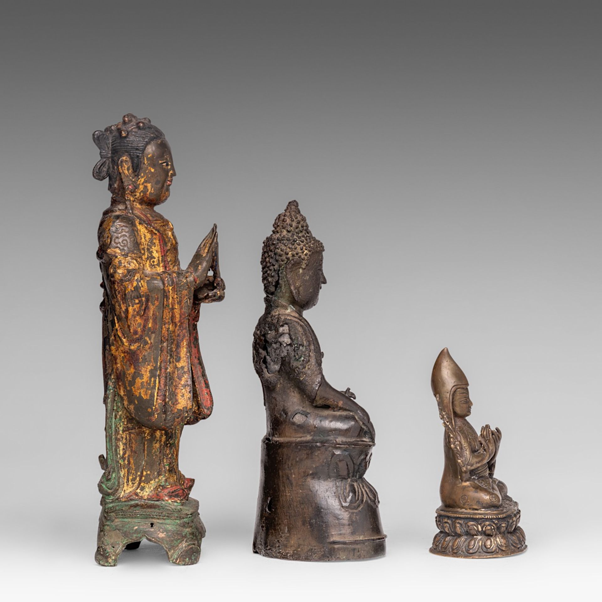 Three Chinese (lacquered) bronze figures of Buddha or an Immortal, Ming and 19thC, tallest H 26,5 cm - Image 5 of 7