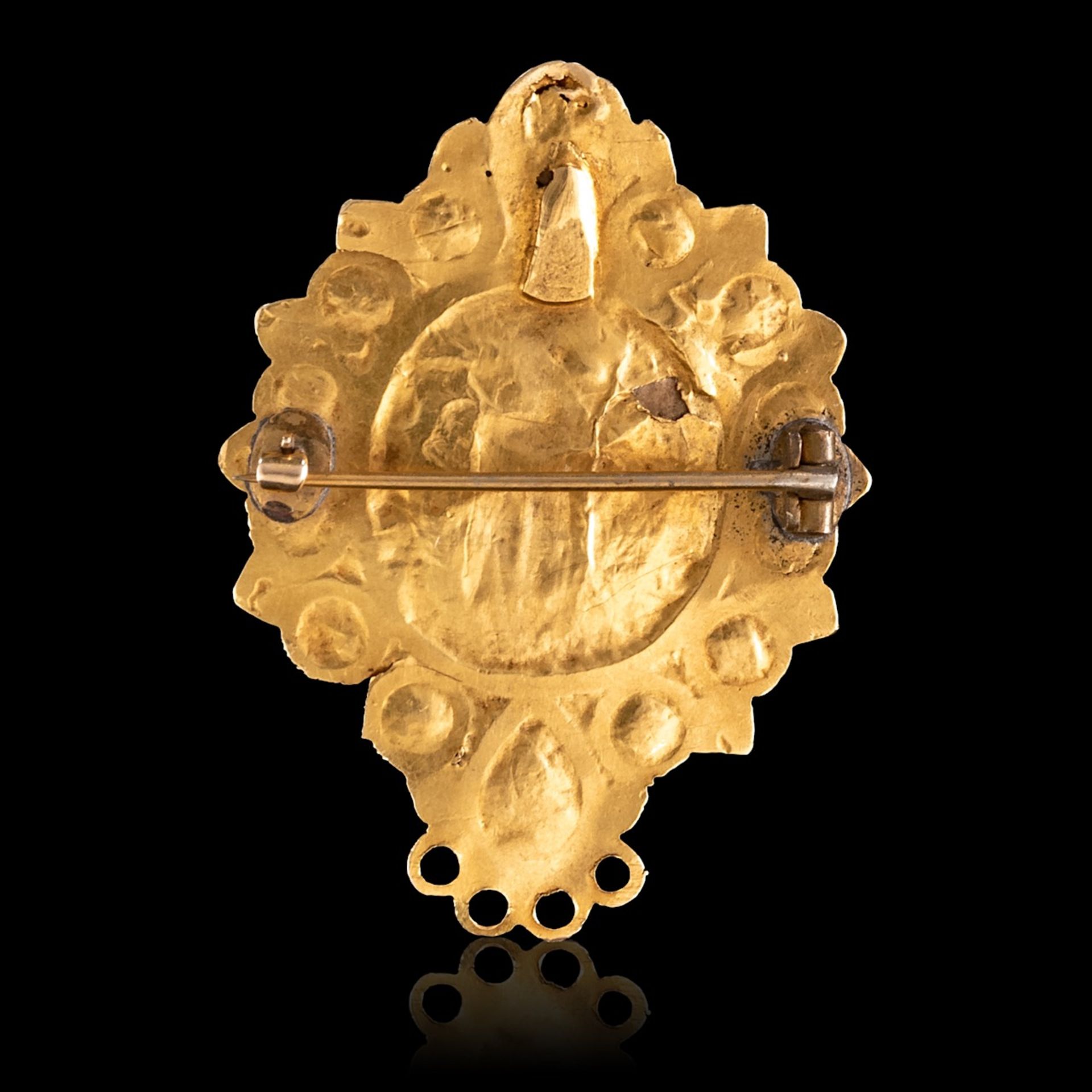 A 17thC European pendant with gilt silver mount, H 5,9 cm; and a ditto 18ct gold brooch, H 4 cm - Image 3 of 3
