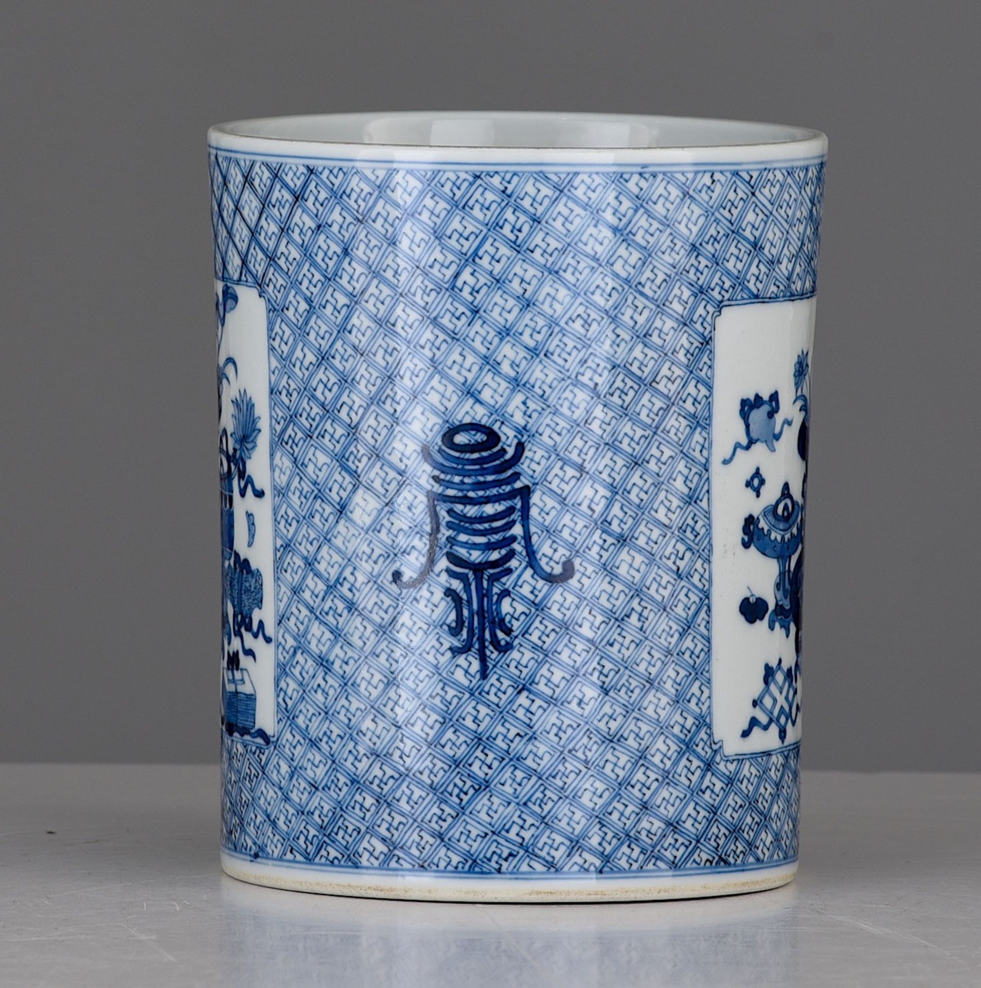 A Chinese blue and white 'Antiquities' brushpot, with a Kangxi symbol mark, H 14,5 cm - Image 5 of 14