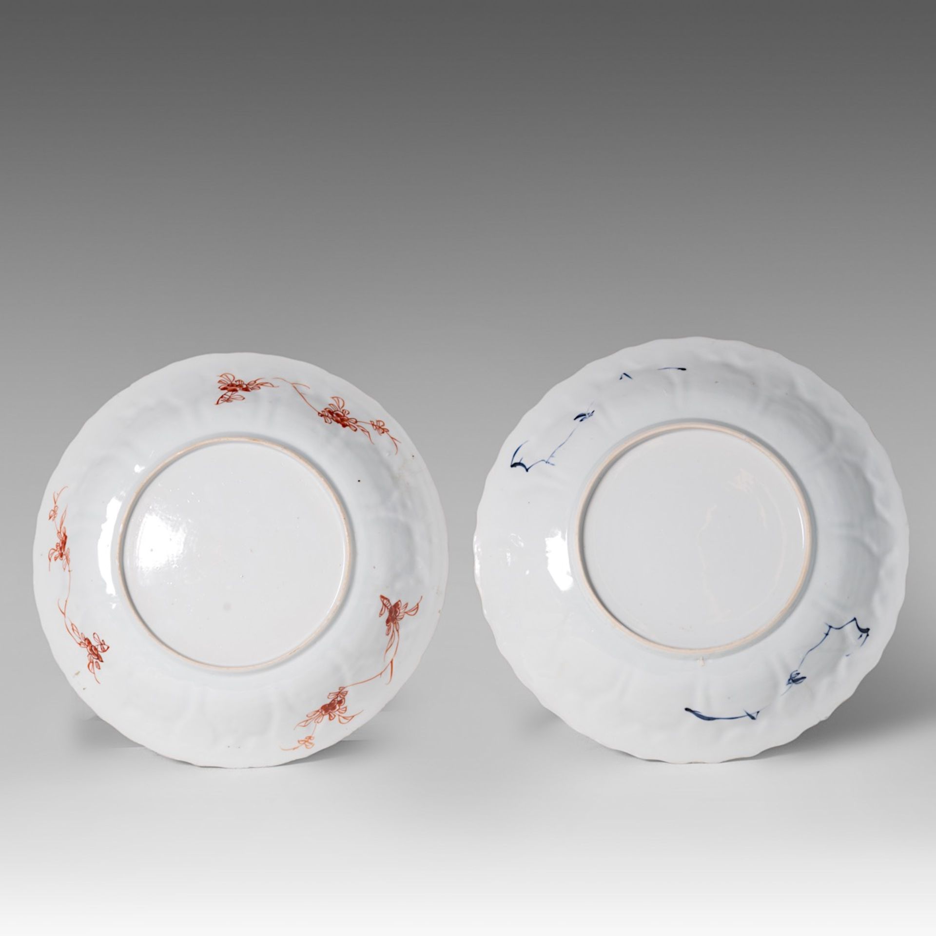 Two Chinese 'milk and blood and blue and white 'Long Elisa' plates, Kangxi period, dia 27,5 cm - Image 2 of 2