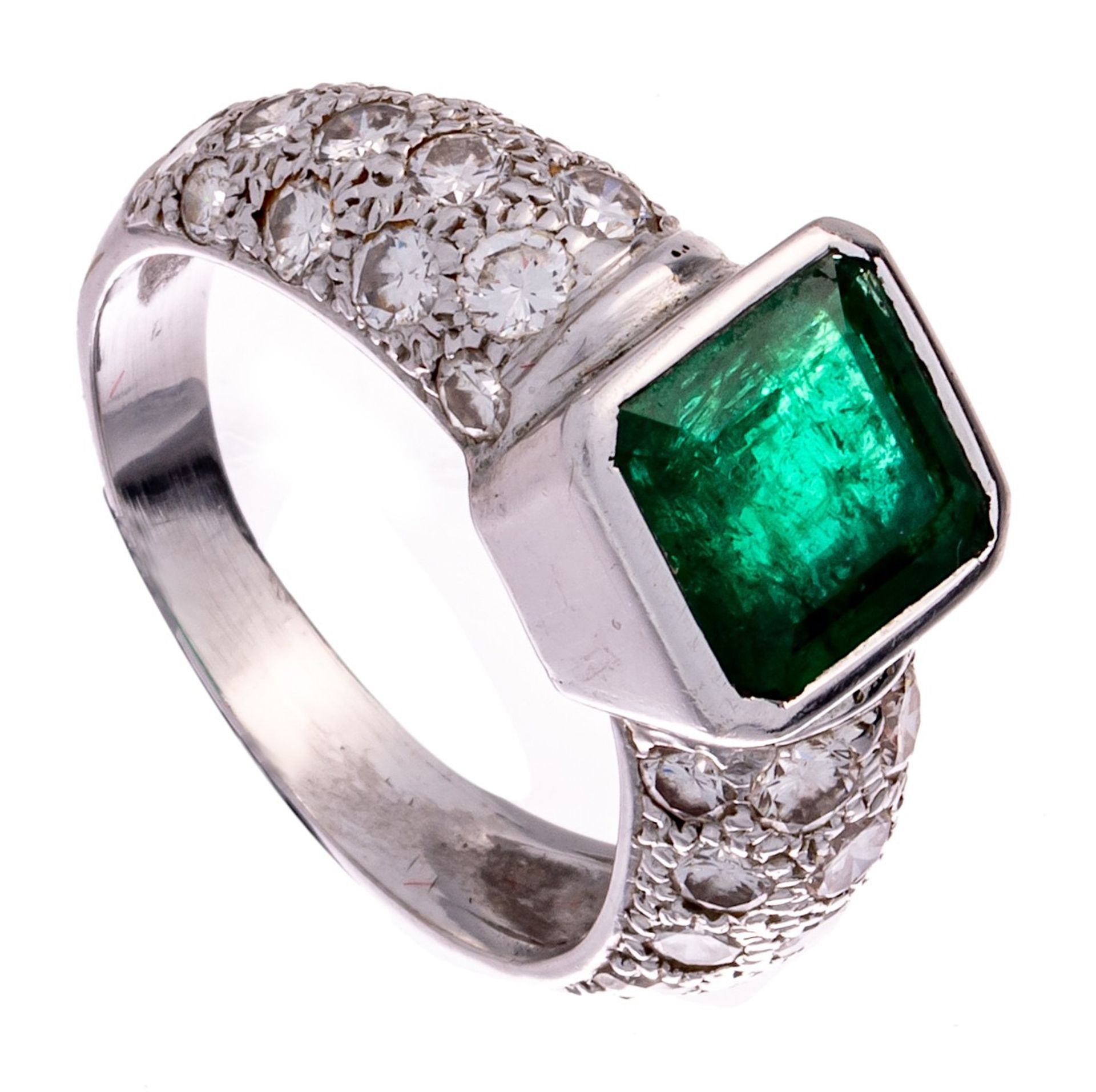 An 18ct white gold ring, set with a central dark green emerald and brilliant-cut diamonds, 7,4 g - Image 4 of 4