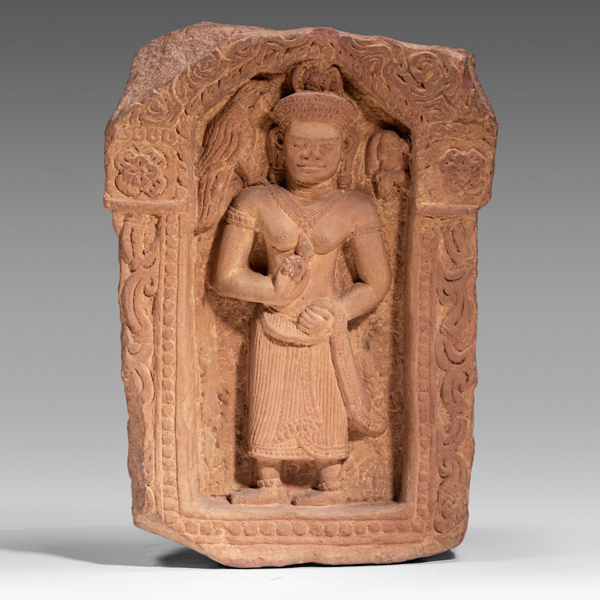 A sandstone fragment depicting a divinity, Khmer, presumably Bayon style, H 62 - W 45 cm - Image 2 of 5