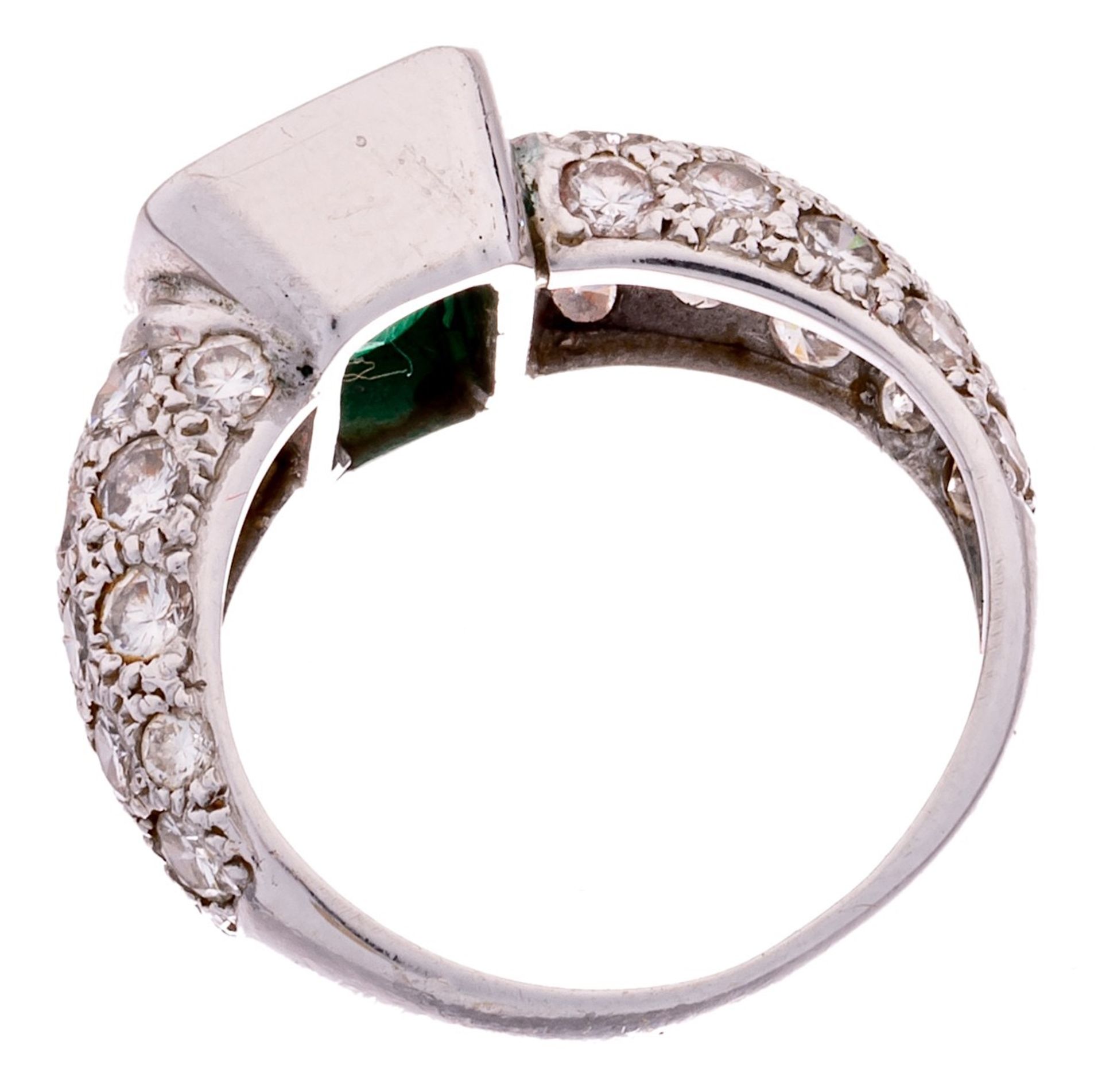 An 18ct white gold ring, set with a central dark green emerald and brilliant-cut diamonds, 7,4 g - Image 3 of 4