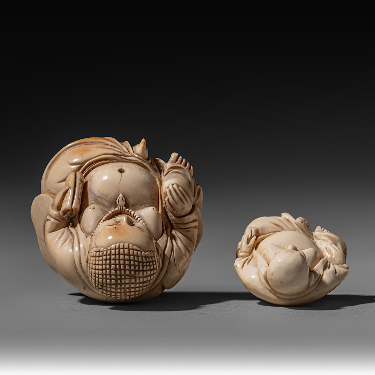 Two ivory sitting Budai figures, the smallest of them walrus ivory, both on a wooden base, H 5,3 - 7 - Image 7 of 8