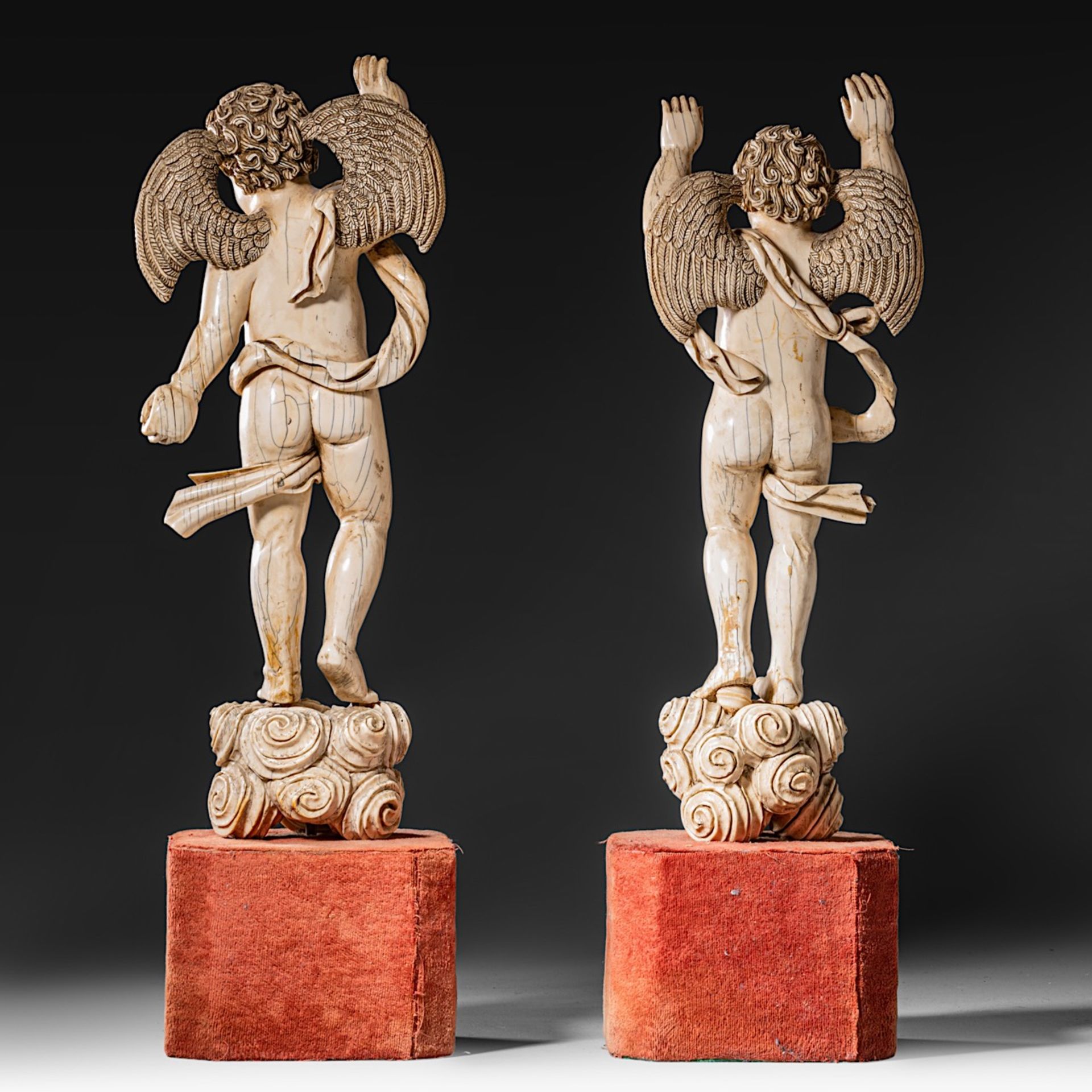 A pair of 17thC Indo-Portuguese ivory angels, H (figures) 38,5 cm - total H 49 cm / 2862 - 2968 g (+ - Image 5 of 7