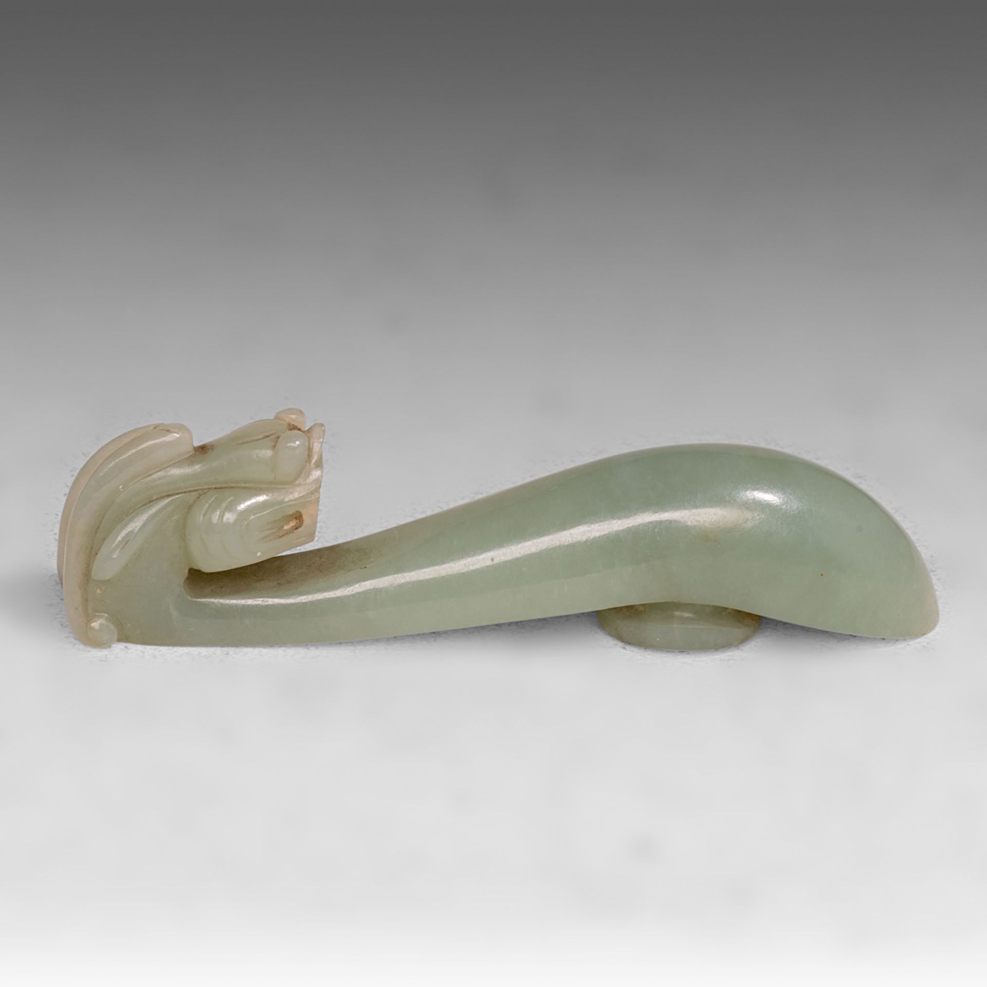 A fine Chinese archaistic style jade belt buckle, Qing dynasty, L 8,5 cm - Image 3 of 5