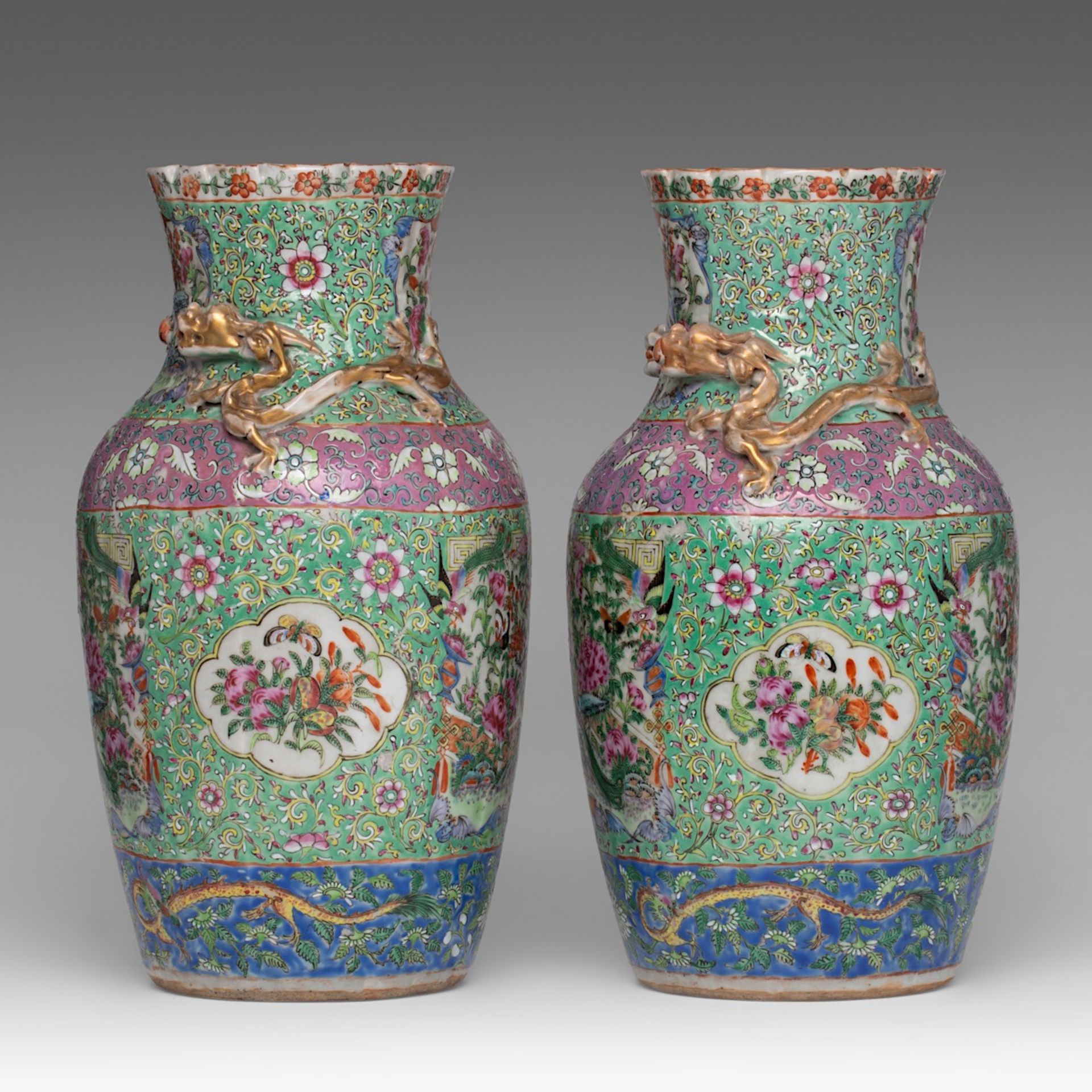 A pair of Chinese Canton famille rose pouch-shaped vases, 19thC, H 35,5 cm - Bild 3 aus 7
