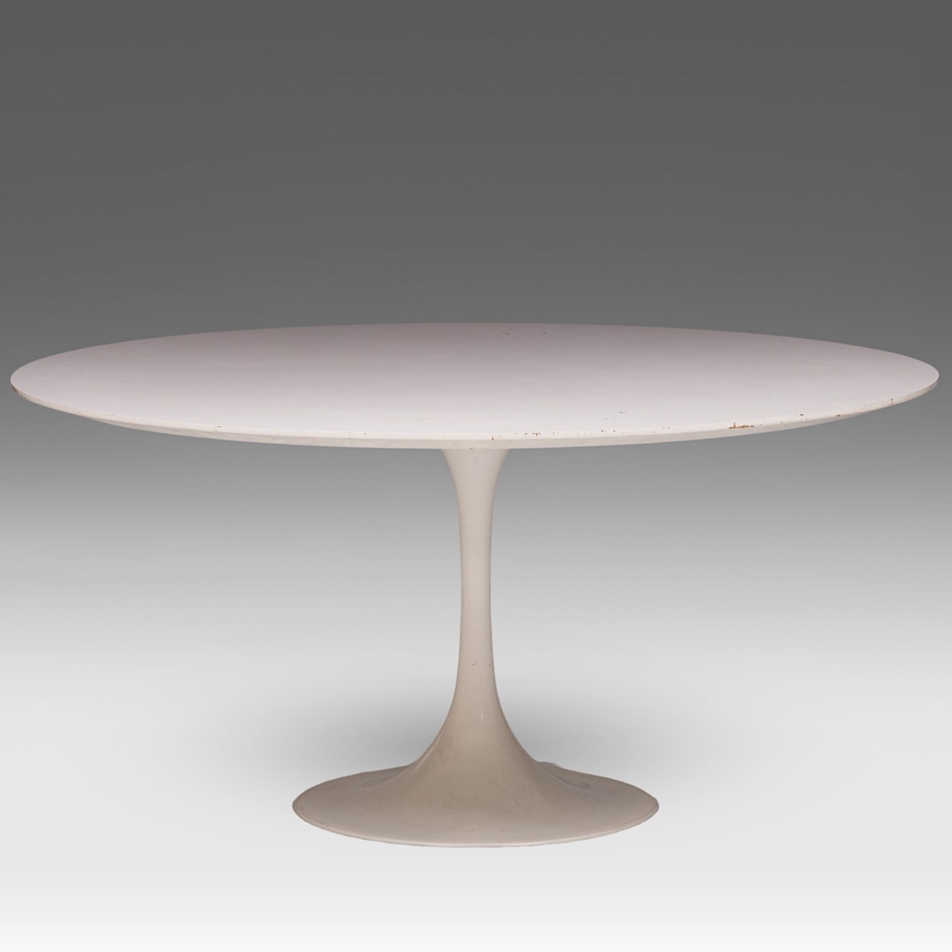 A vintage white coated 'Tulip' dining table, designed by Eero Saarinen for Knoll, H 72 - dia 150 cm