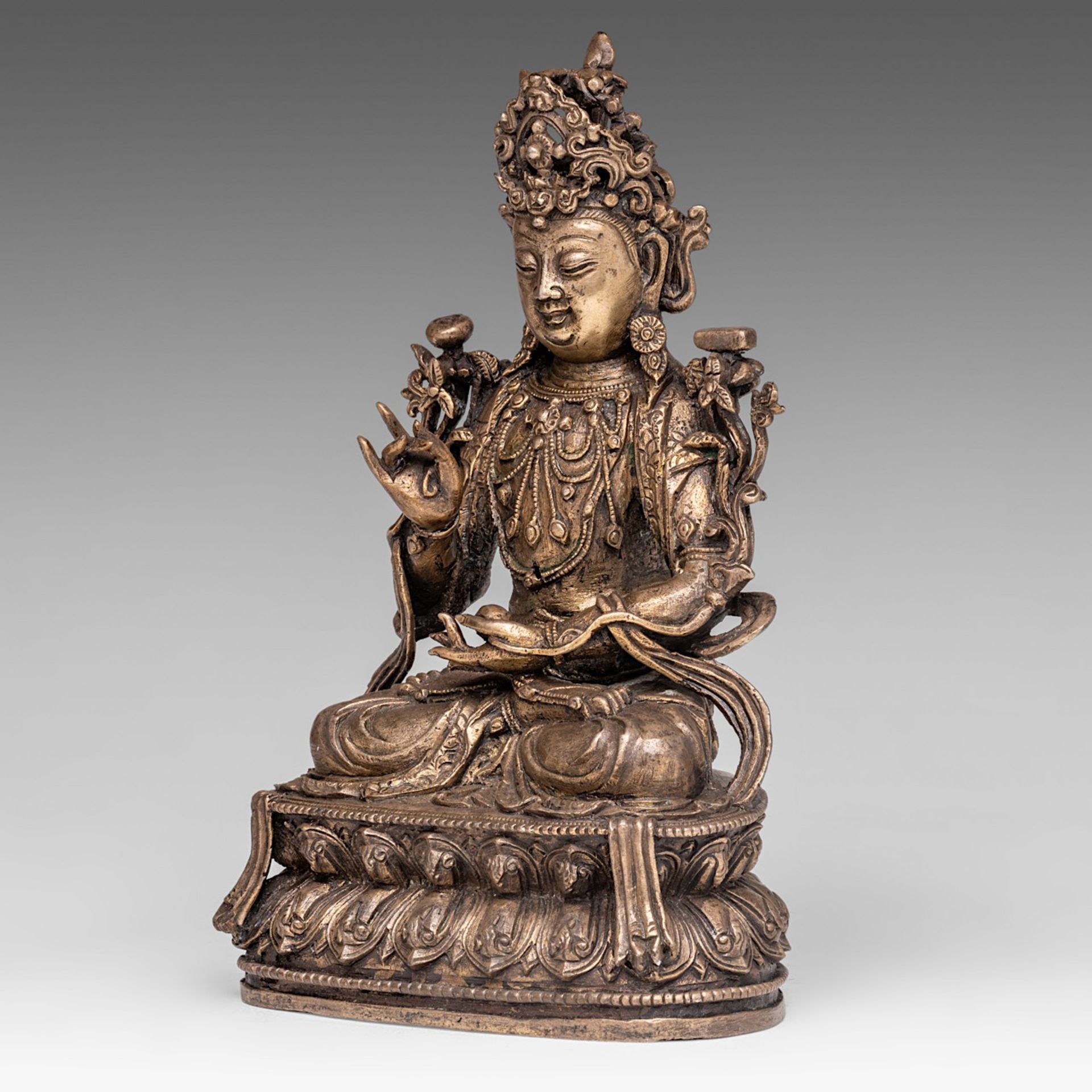 A Chinese copper alloy figure of a seated Bodhisattva Manjushri, H 26,2 cm - Weight, 2444 g - Image 2 of 7
