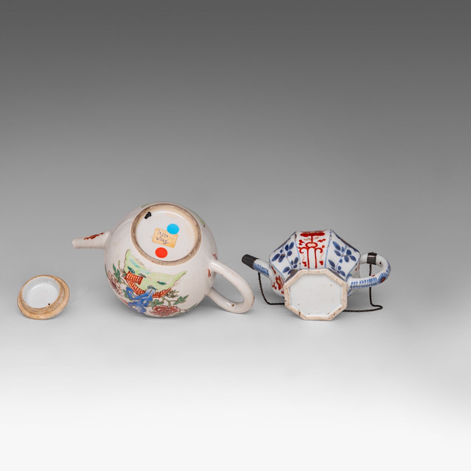 A small collection of Chinese famille rose and Imari export porcelain tea ware, 18thC, largest H 9 - - Image 8 of 17