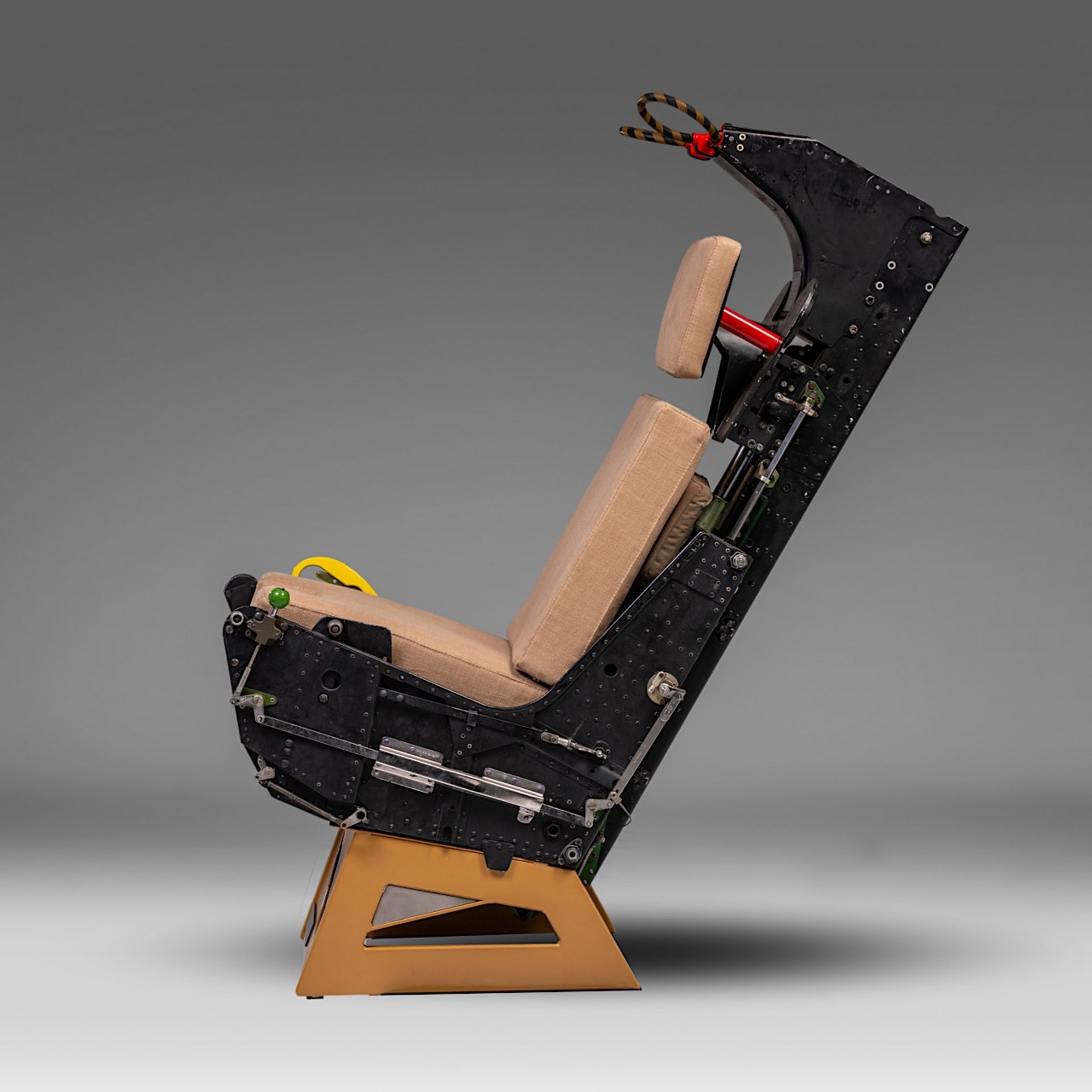 A Phantom II ejection seat with a top parachute section, H 129 - W 53 cm - Bild 4 aus 11