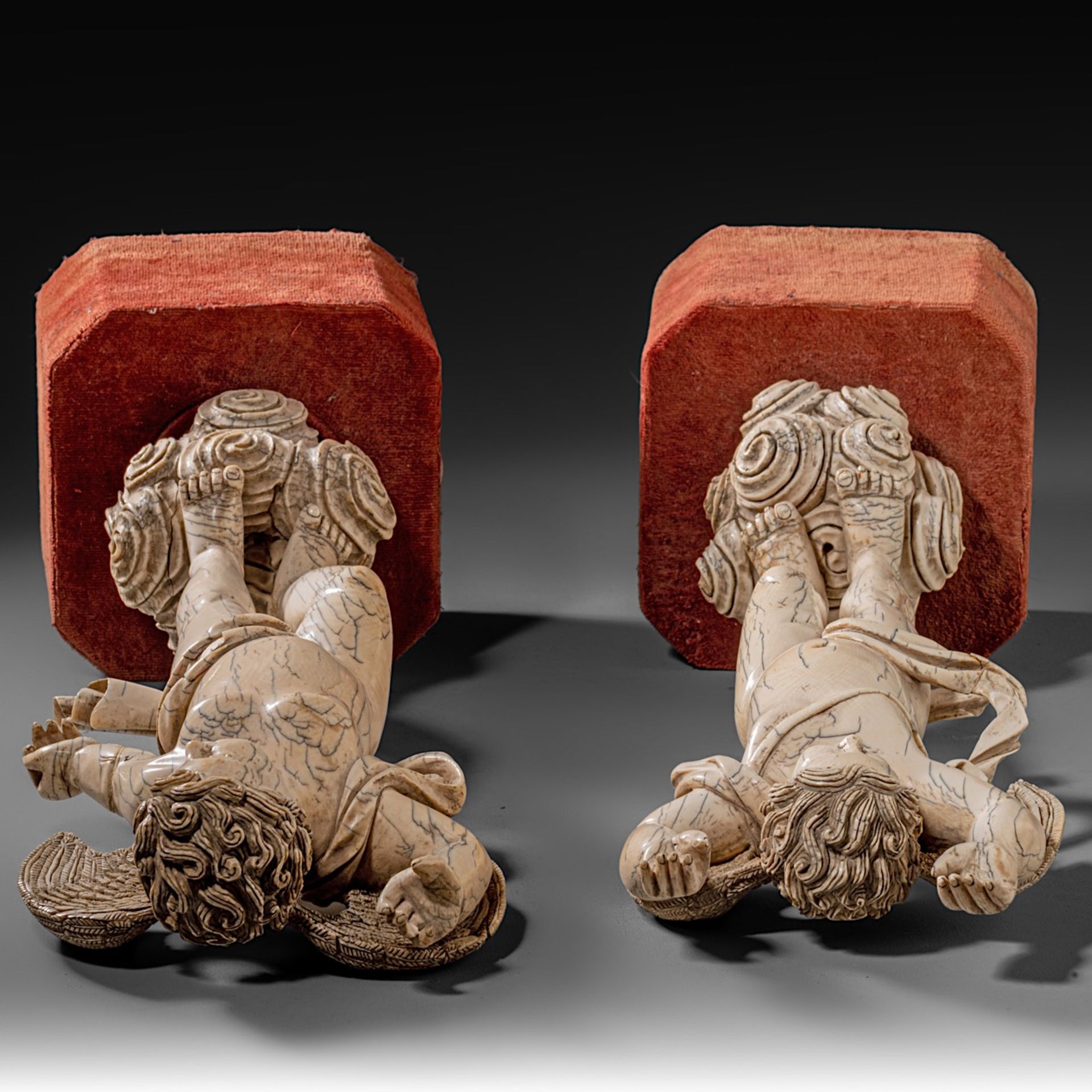 A pair of 17thC Indo-Portuguese ivory angels, H (figures) 38,5 cm - total H 49 cm / 2862 - 2968 g (+ - Bild 7 aus 7