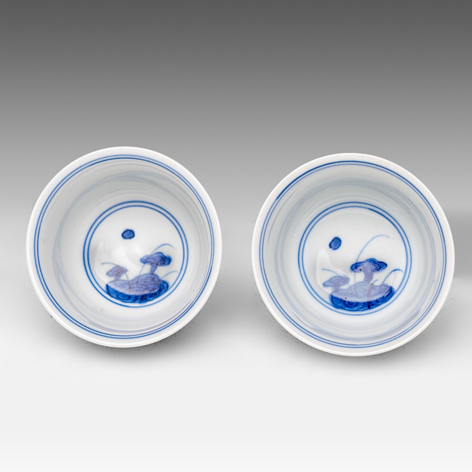 Two Chinese Kangxi style blue and white 'Figural' tea cups, H 6 - dia 8,2 cm - Image 5 of 6