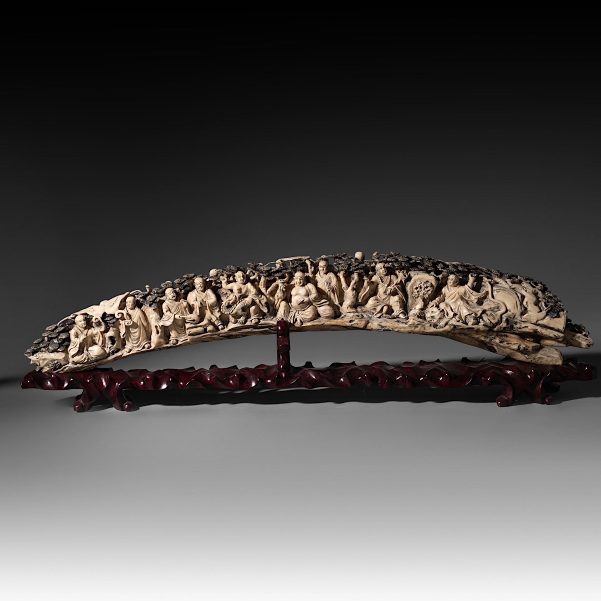 A Chinese late Qing/early Republic carved ivory tusk, on an exotic wooden base, W 85,6 cm - 5700g (+ - Bild 5 aus 9