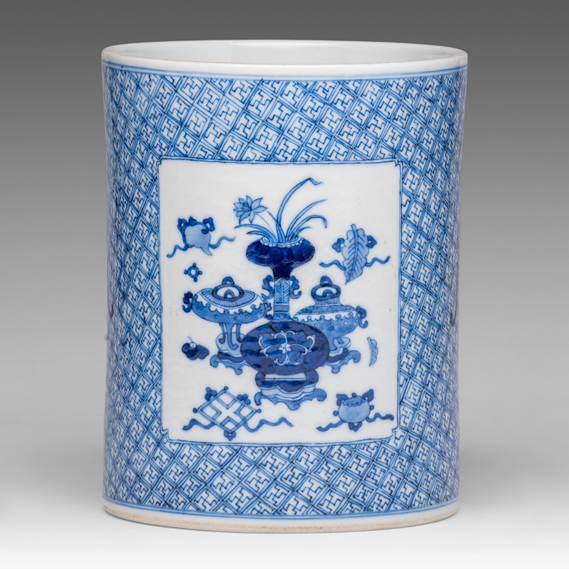 A Chinese blue and white 'Antiquities' brushpot, with a Kangxi symbol mark, H 14,5 cm - Image 8 of 14