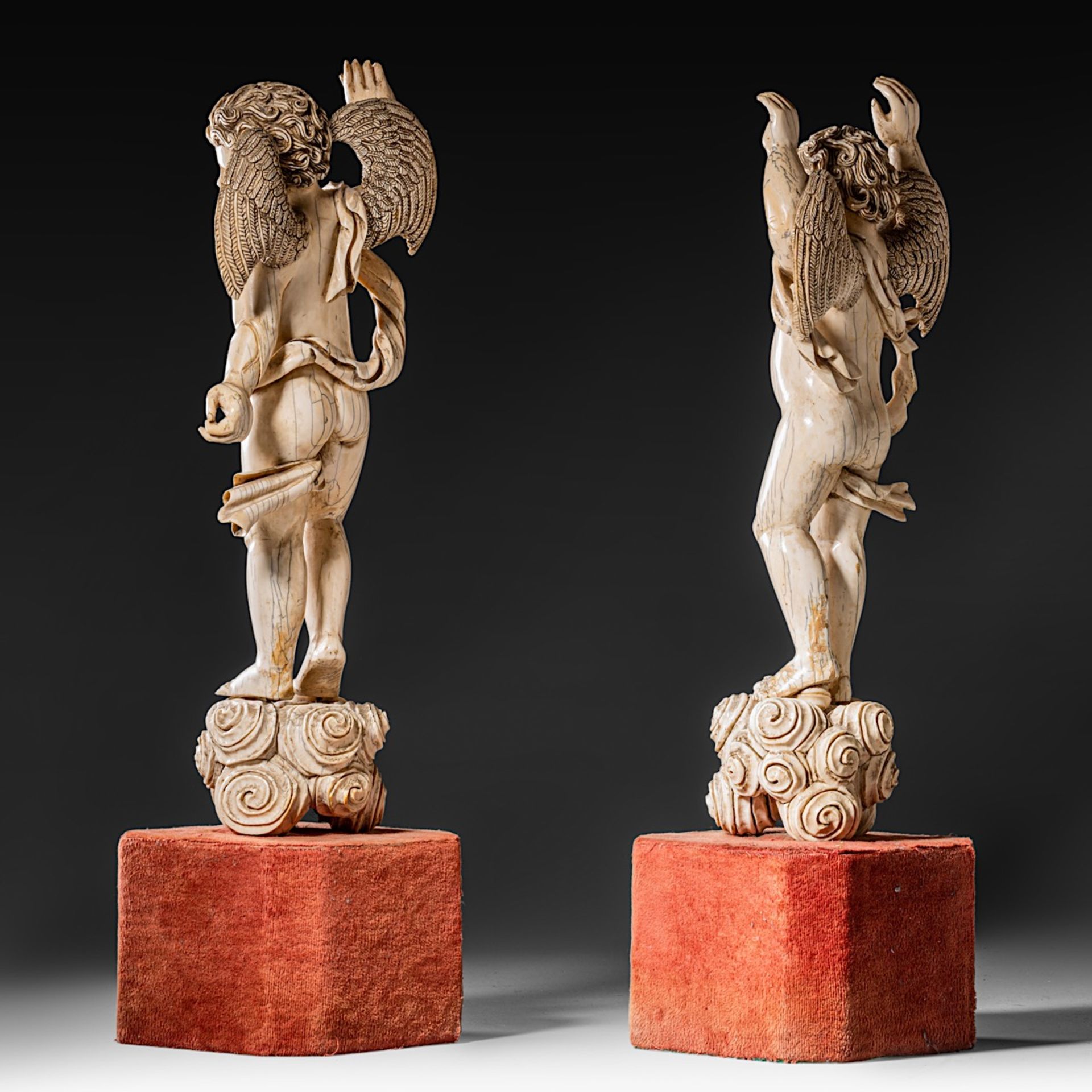 A pair of 17thC Indo-Portuguese ivory angels, H (figures) 38,5 cm - total H 49 cm / 2862 - 2968 g (+ - Image 4 of 7