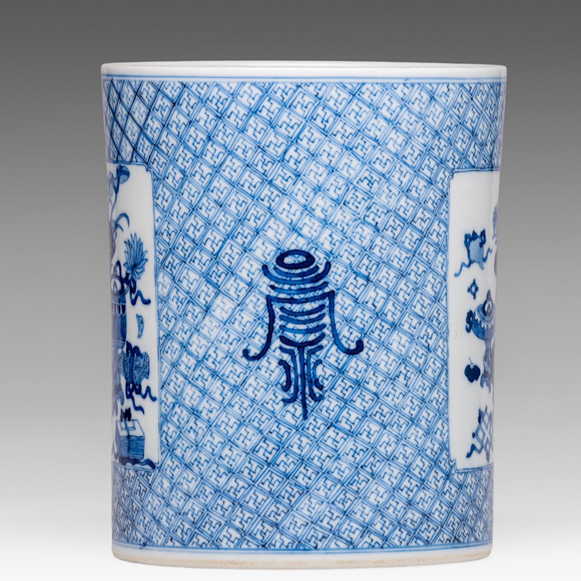 A Chinese blue and white 'Antiquities' brushpot, with a Kangxi symbol mark, H 14,5 cm - Image 12 of 14