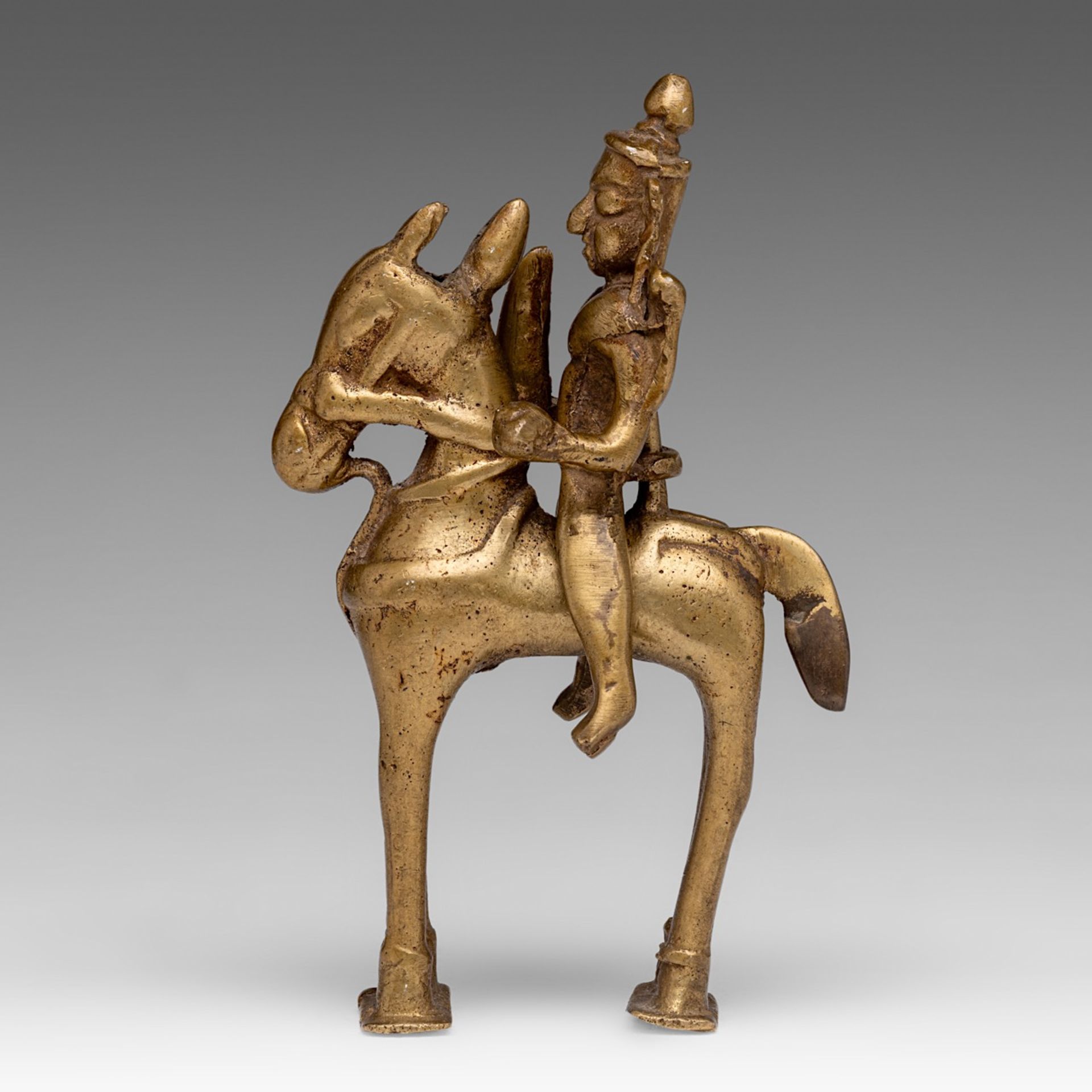 An Indian gilt bronze Shiva Parvati on horseback, 19thC, H 17 cm - Weight about 915 g - Bild 2 aus 6