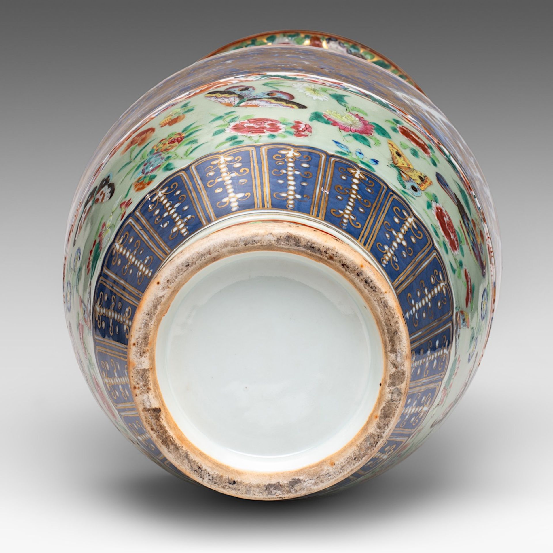 A Chinese Canton famille rose banded vase, paired with dragon handles, 19thC, H 58,2 cm - Bild 5 aus 5