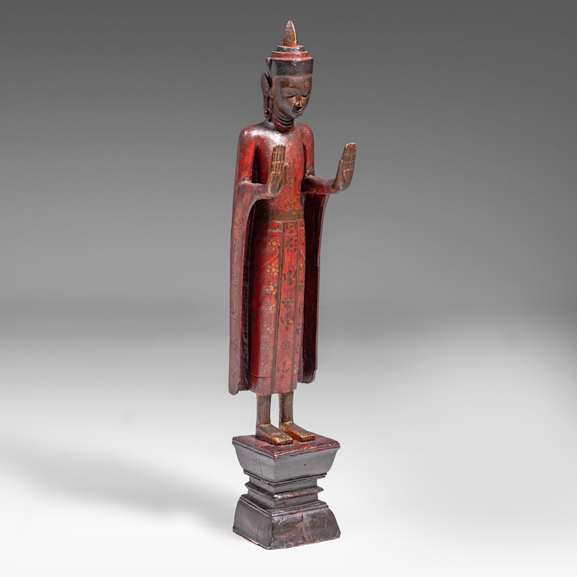 A Laos lacquered wooden figure of standing Buddha, late 19thC, Total H 95,5 cm - Bild 7 aus 7