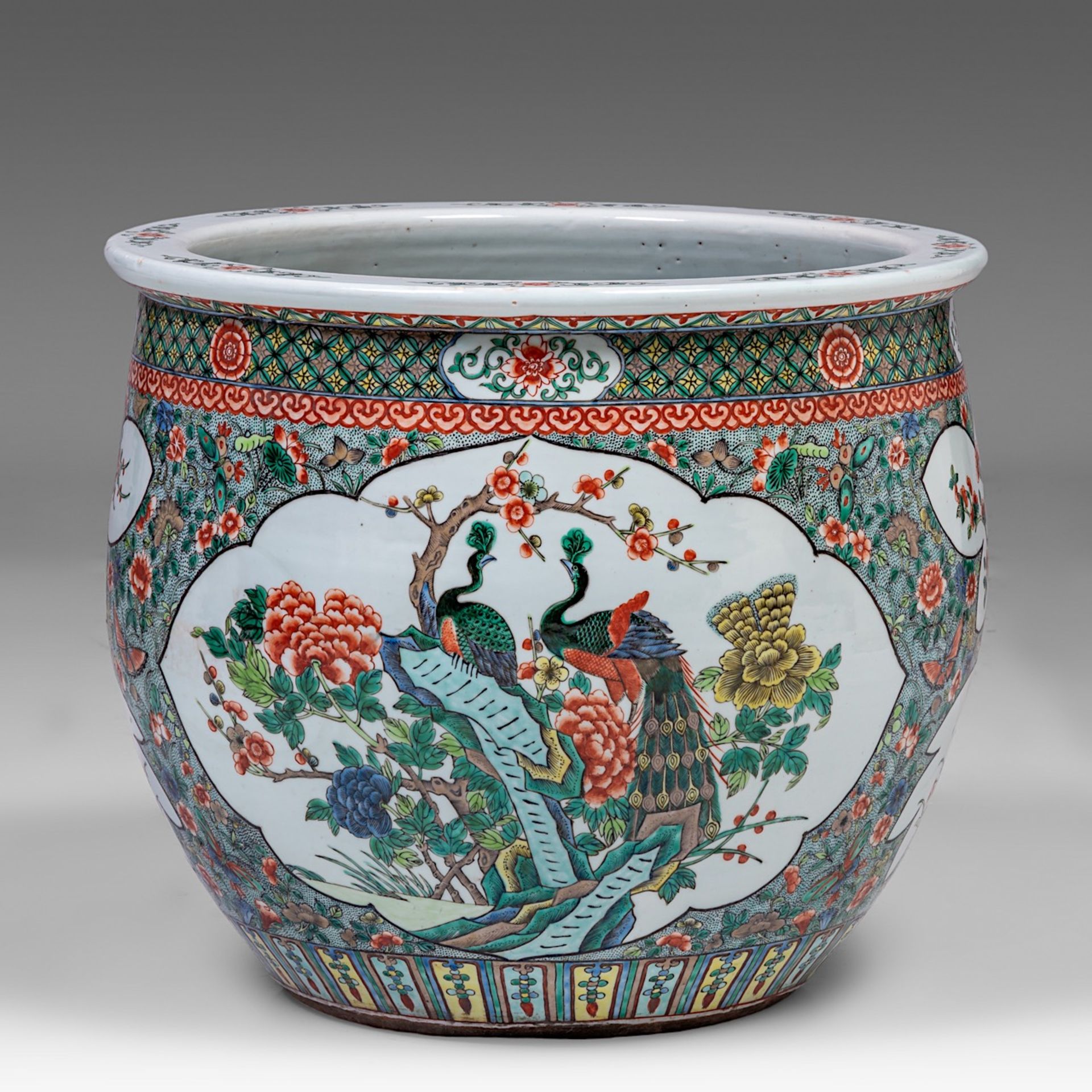 A large Chinese famille verte 'Birds in flower garden' fish bowl, late 19thC/Republic period, H 46 - - Bild 2 aus 7