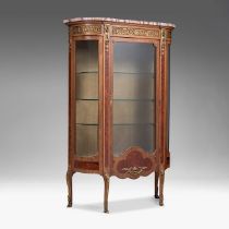 A Neoclassical display cabinet with gilt bronze mounts and marble top, H 175 - W 113 - D 42 cm