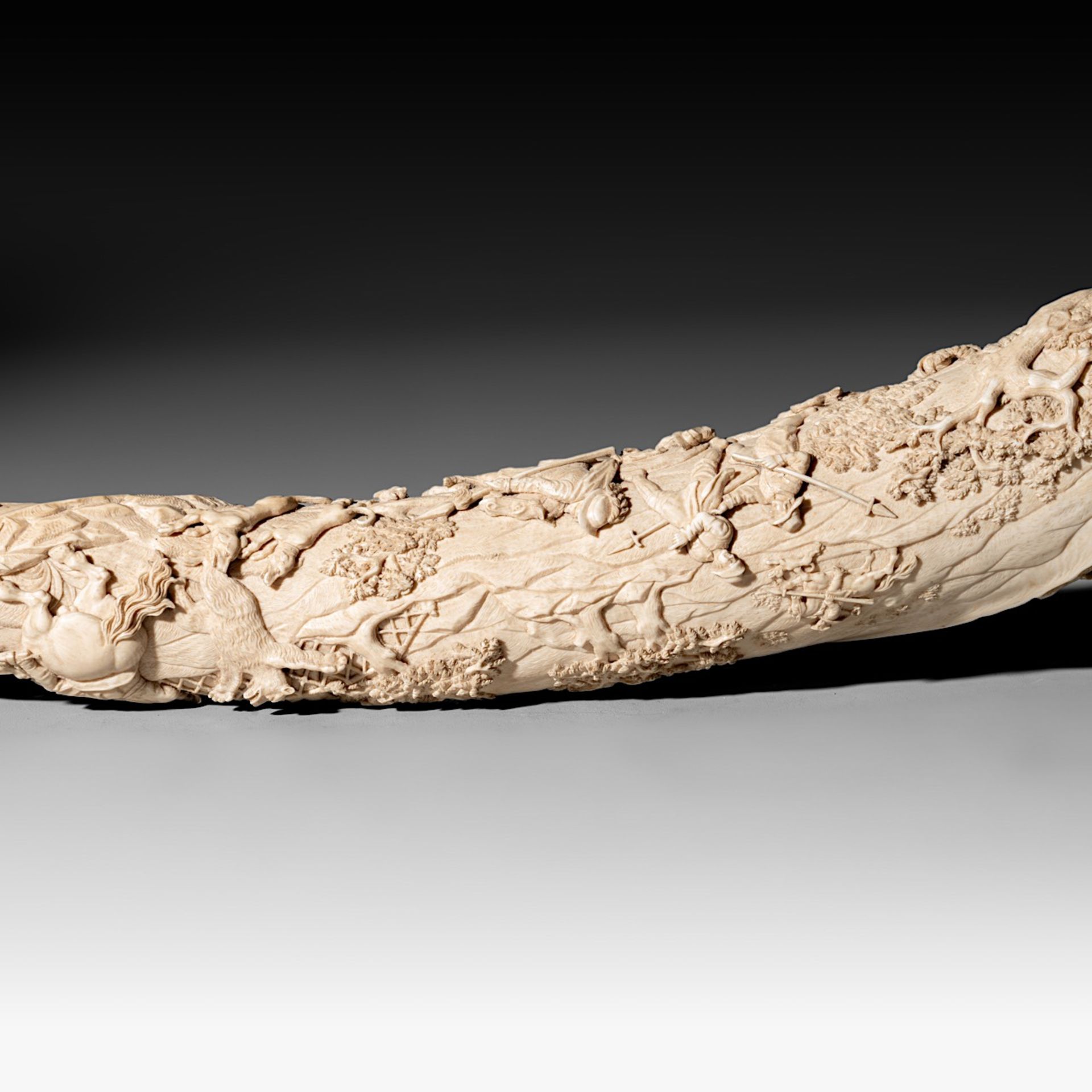 A 19th-century ivory hunting horn, last quarter 19th century, W 74,5 cm - 2850 g (+) - Image 9 of 11