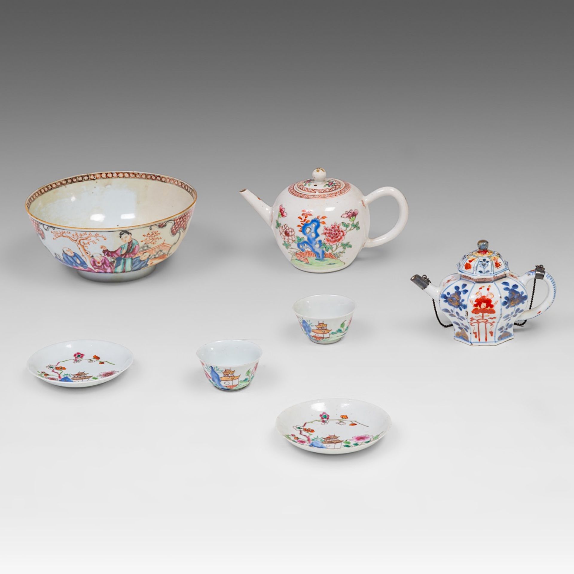 A small collection of Chinese famille rose and Imari export porcelain tea ware, 18thC, largest H 9 -