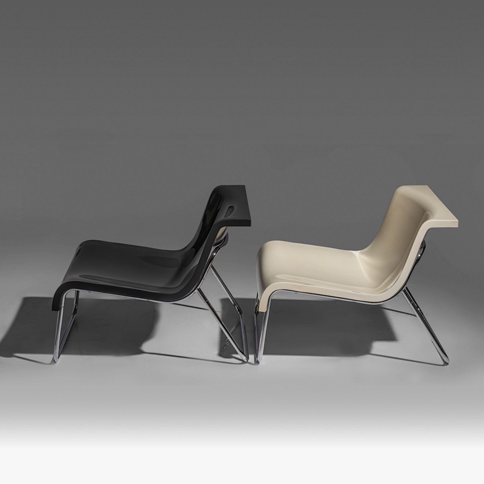 A pair of black and white vintage Form lounge chairs by Piero Lissoni for Kartell, 2002, H 63 - W 85 - Bild 4 aus 11