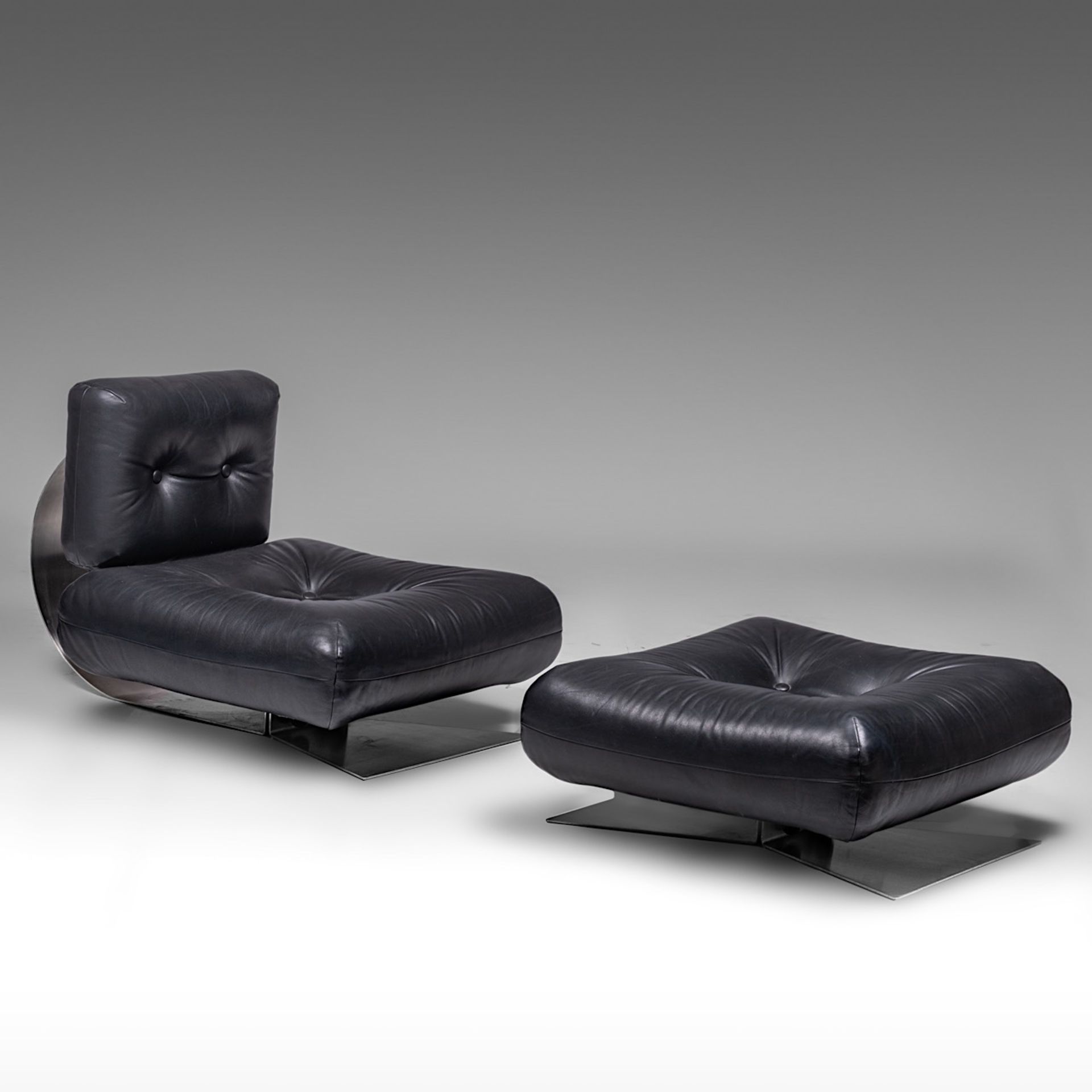 Oscar Niemeyer (1907-2012), a black leather and steel 'Alta' lounge chair and ottoman, 1970's - Bild 11 aus 20