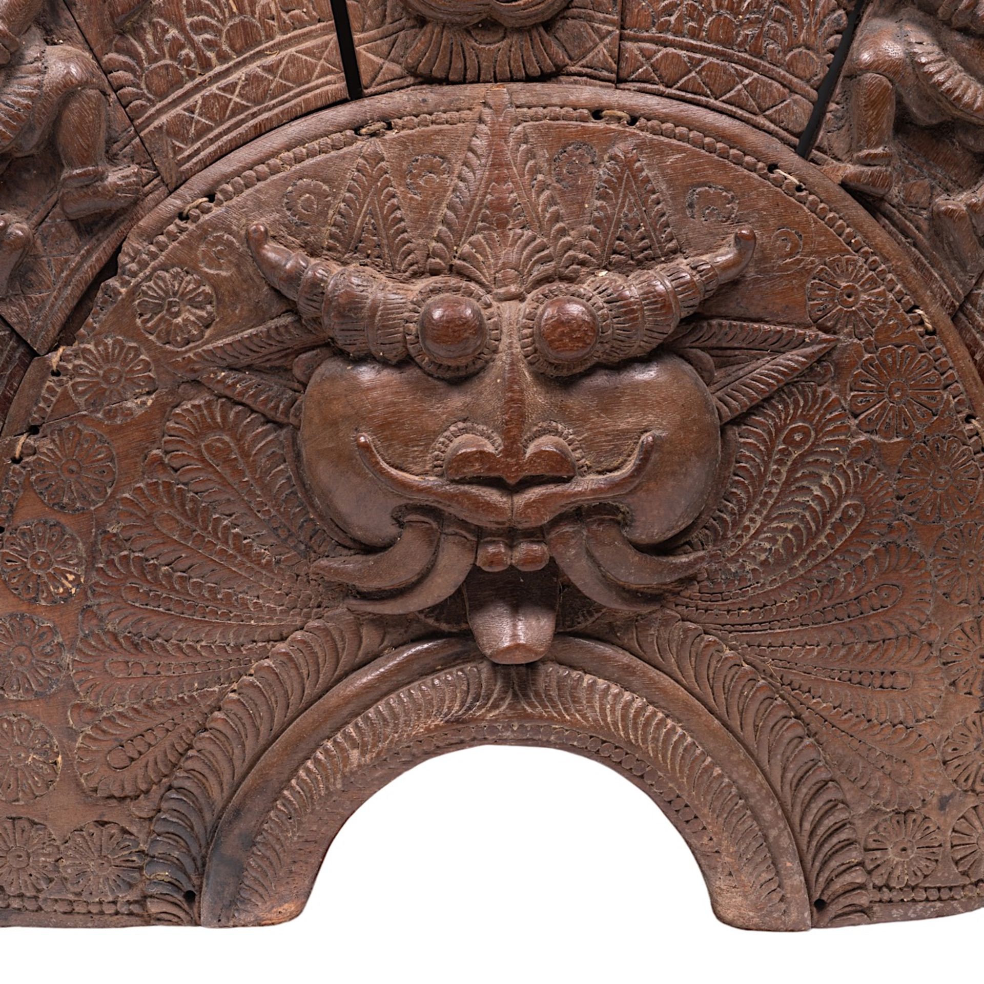 An Indian Theyyam headpiece, 19thC, H 62 - W 73 cm - Bild 3 aus 5