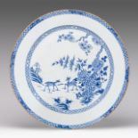 A large Chinese blue and white 'Deer in garden' charger, Qianlong period, dia 40,8 cm