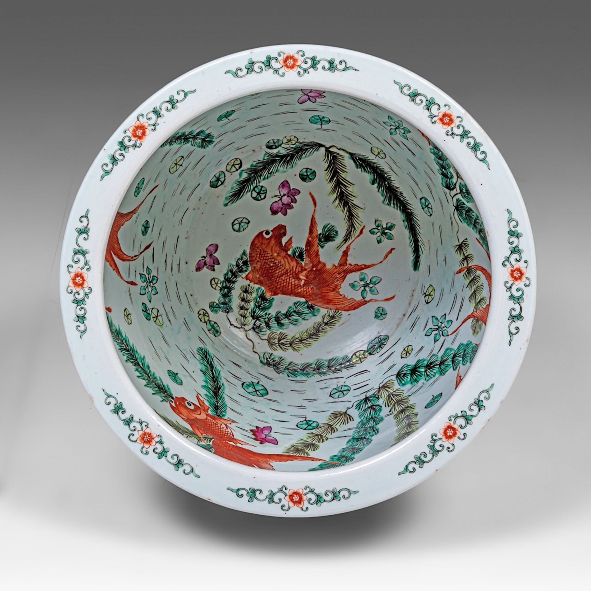 A large Chinese famille verte 'Birds in flower garden' fish bowl, late 19thC/Republic period, H 46 - - Bild 6 aus 7