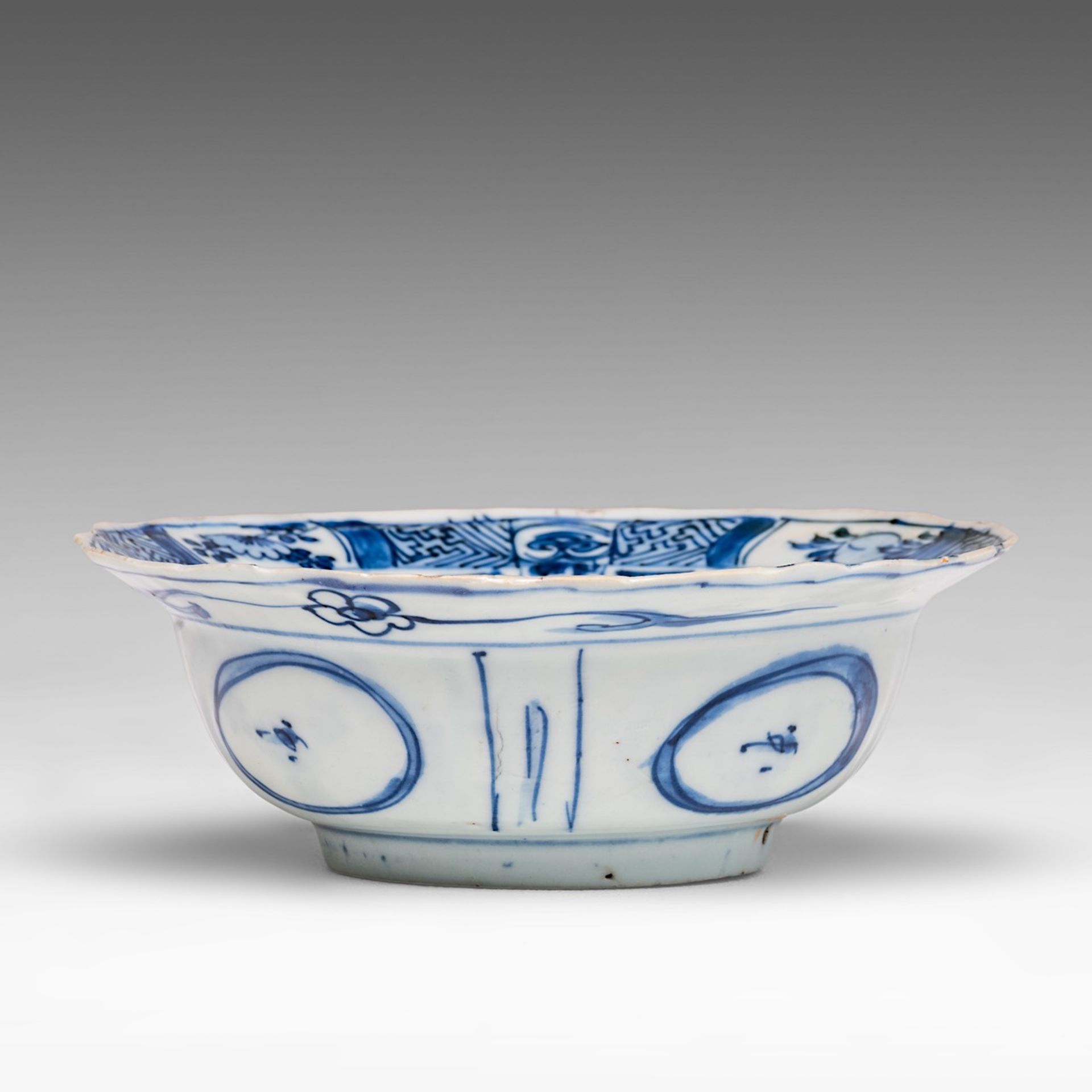 A Chinese kraak blue and white klapmuts bowl, Ming, Wanli period, dia 14,6 - H 5 cm - Image 5 of 7
