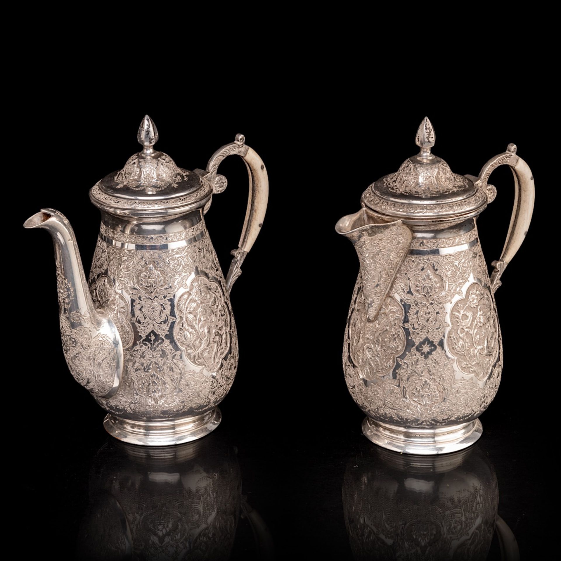A five-part Russian silver coffee and tea set on a matching plate, 84 Zolotniki, H 15 - 20 cm - Bild 2 aus 19