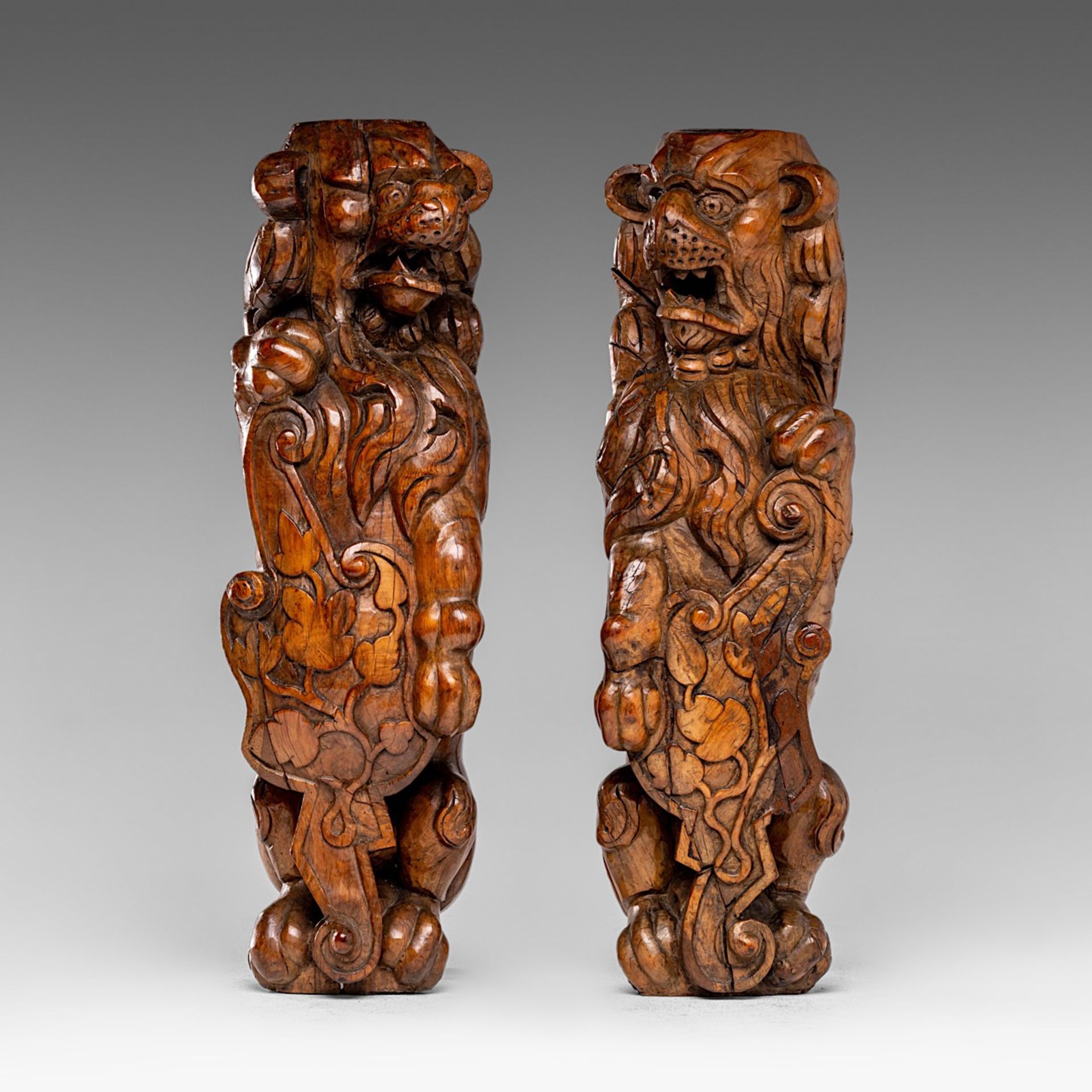 A pair of carved walnut lions, possibly former upper part of a court cupboard, 17thC, H 44 - 44,3 cm - Image 2 of 7