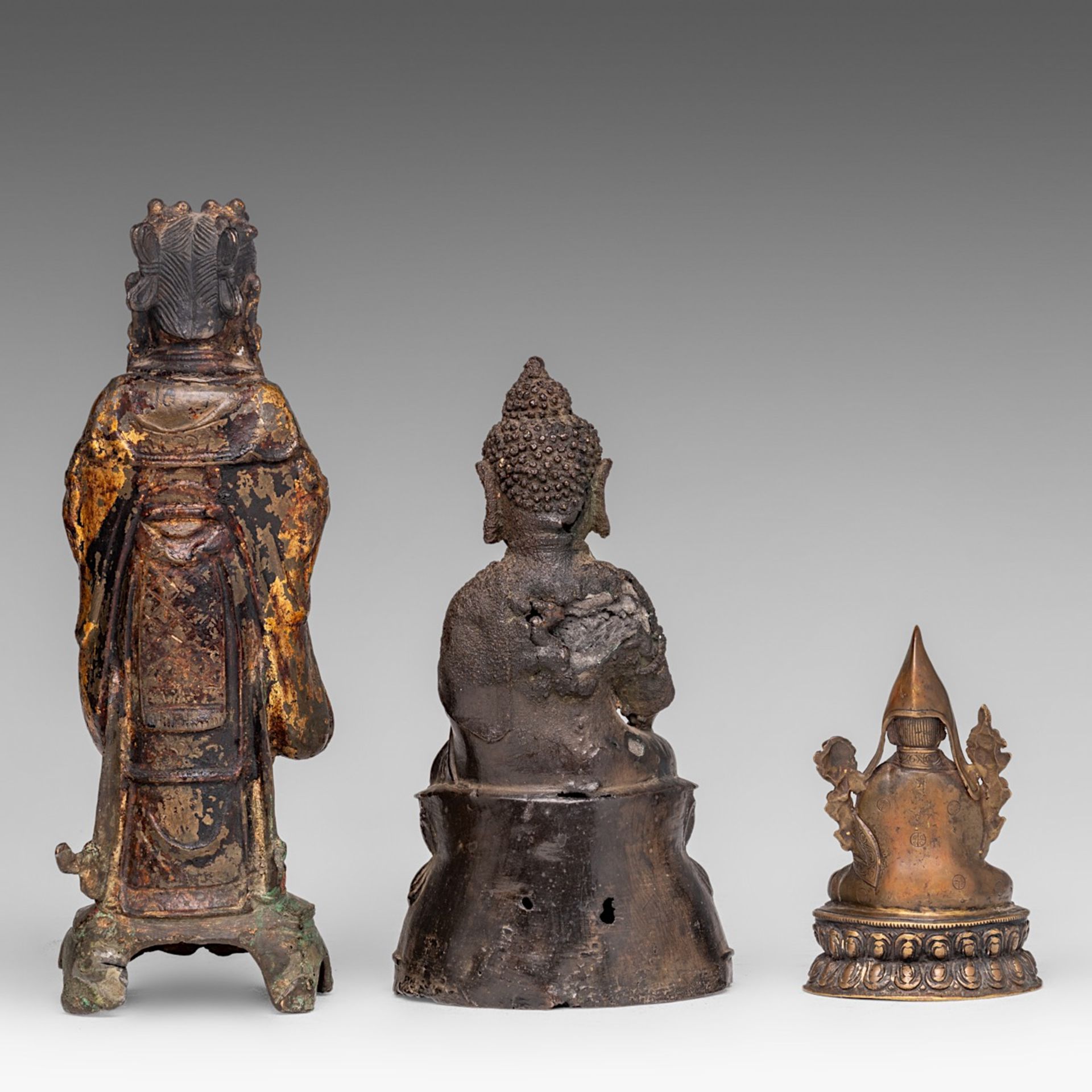 Three Chinese (lacquered) bronze figures of Buddha or an Immortal, Ming and 19thC, tallest H 26,5 cm - Image 4 of 7