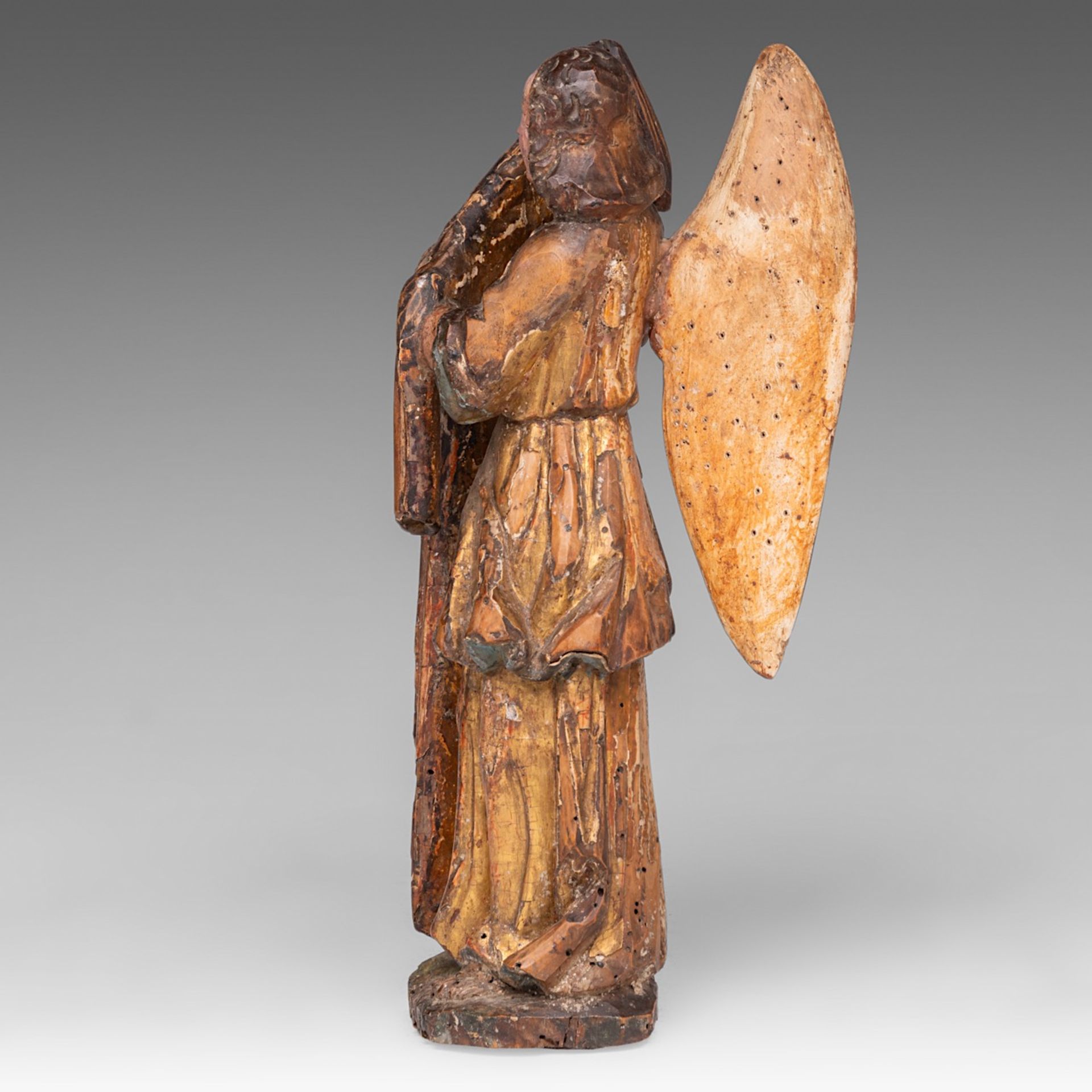 A polychrome and gilt limewood sculpture of an angel, 16thC, H 26,5 cm - Image 2 of 9