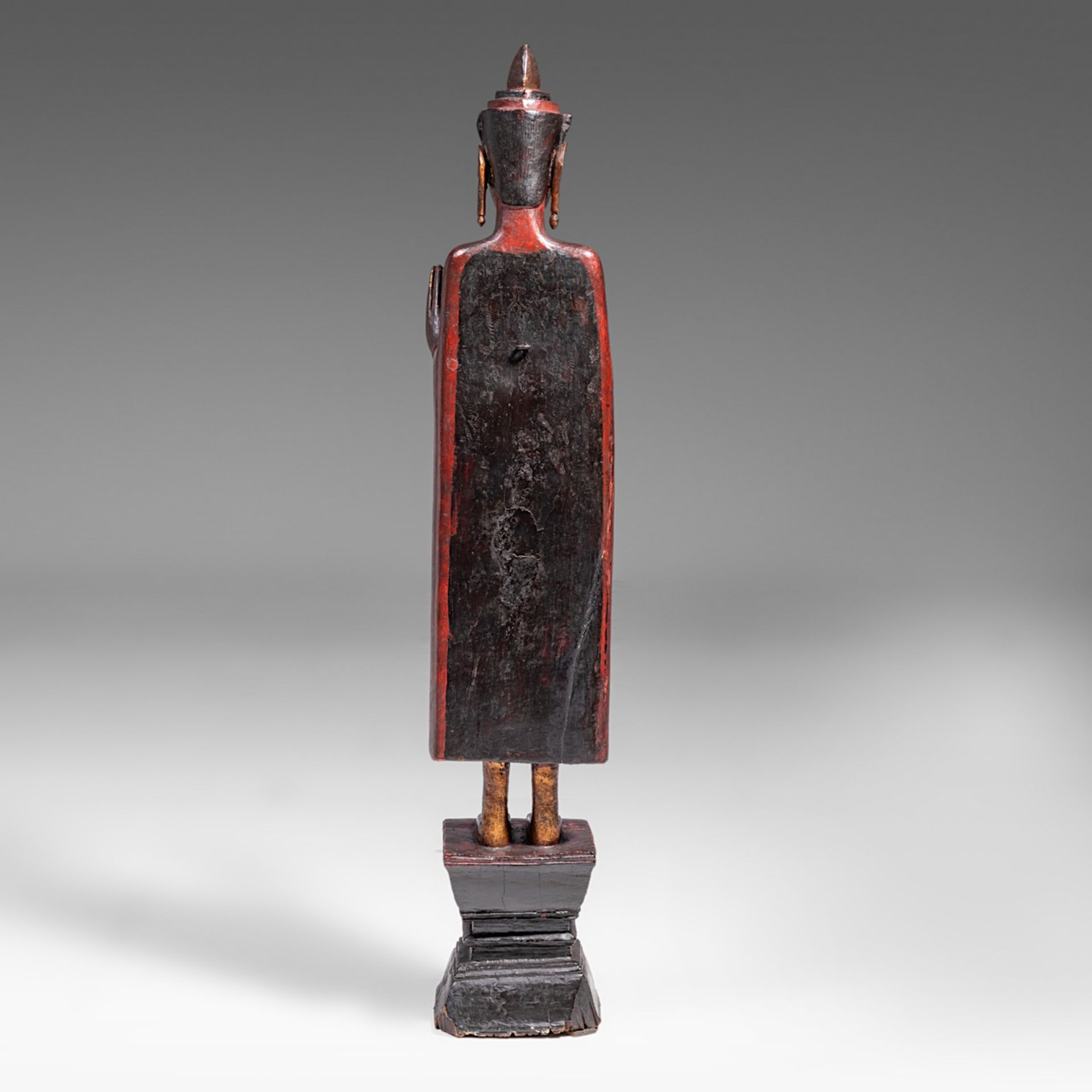 A Laos lacquered wooden figure of standing Buddha, late 19thC, Total H 95,5 cm - Bild 5 aus 7