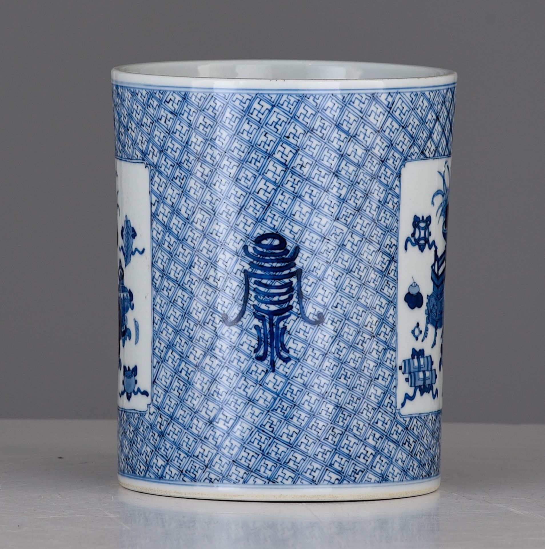 A Chinese blue and white 'Antiquities' brushpot, with a Kangxi symbol mark, H 14,5 cm - Image 3 of 14