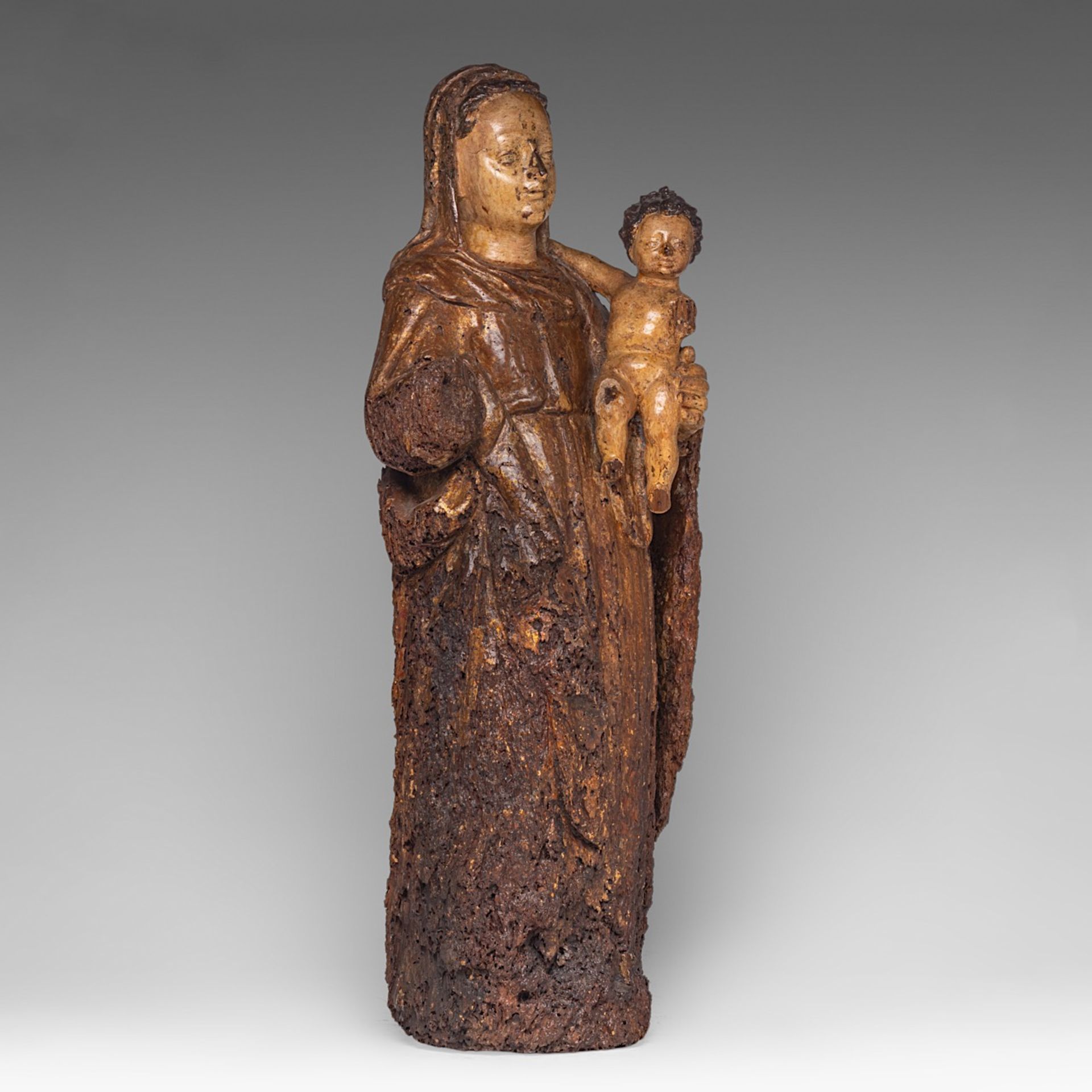 A polychrome and gilt walnut sculpture of the Madonna and Child, 16thC, H 74 cm - Bild 6 aus 8