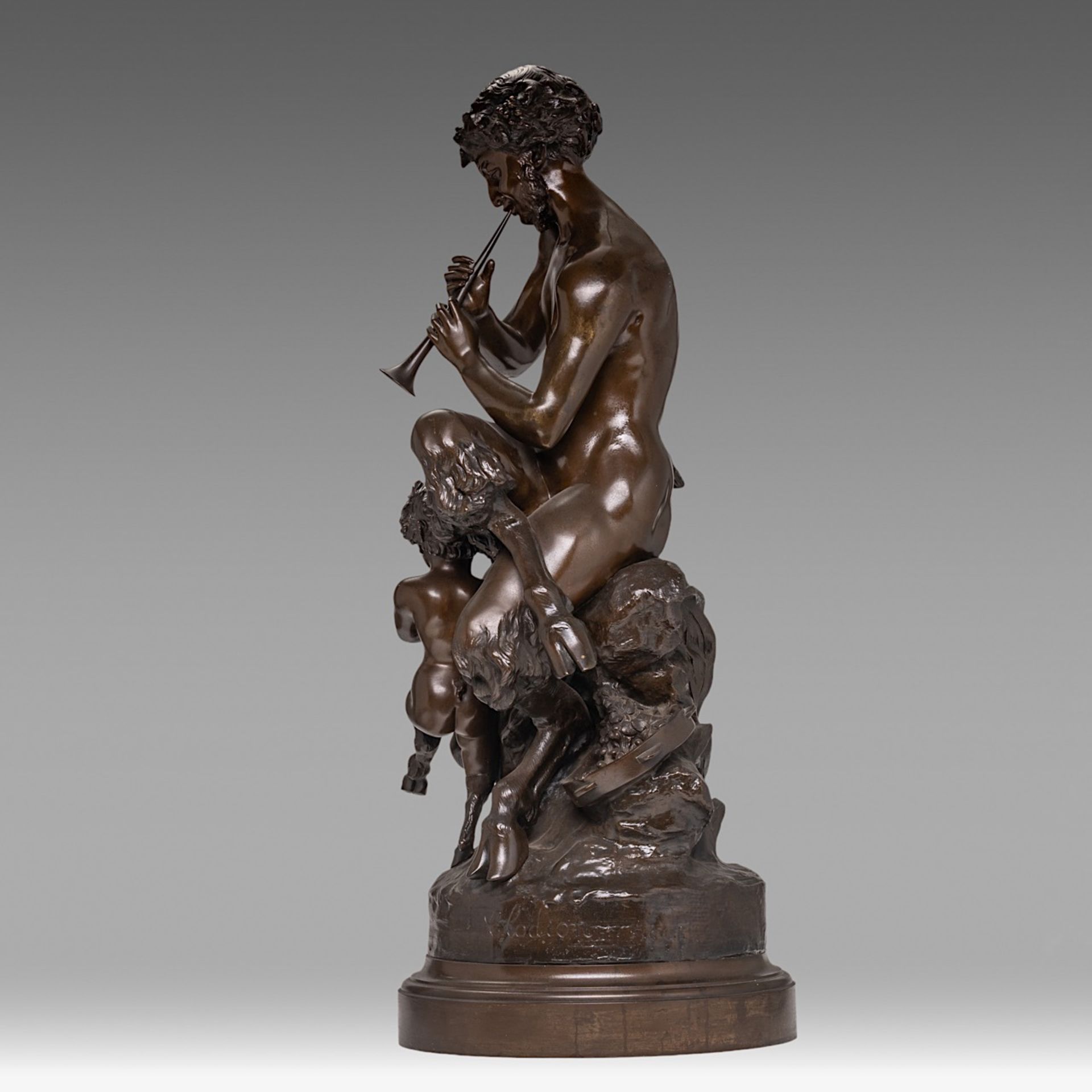 Clodion (1738-1814), Pan playing the flute surrounded by two putti, patined bronze, H 87 cm - Image 4 of 7